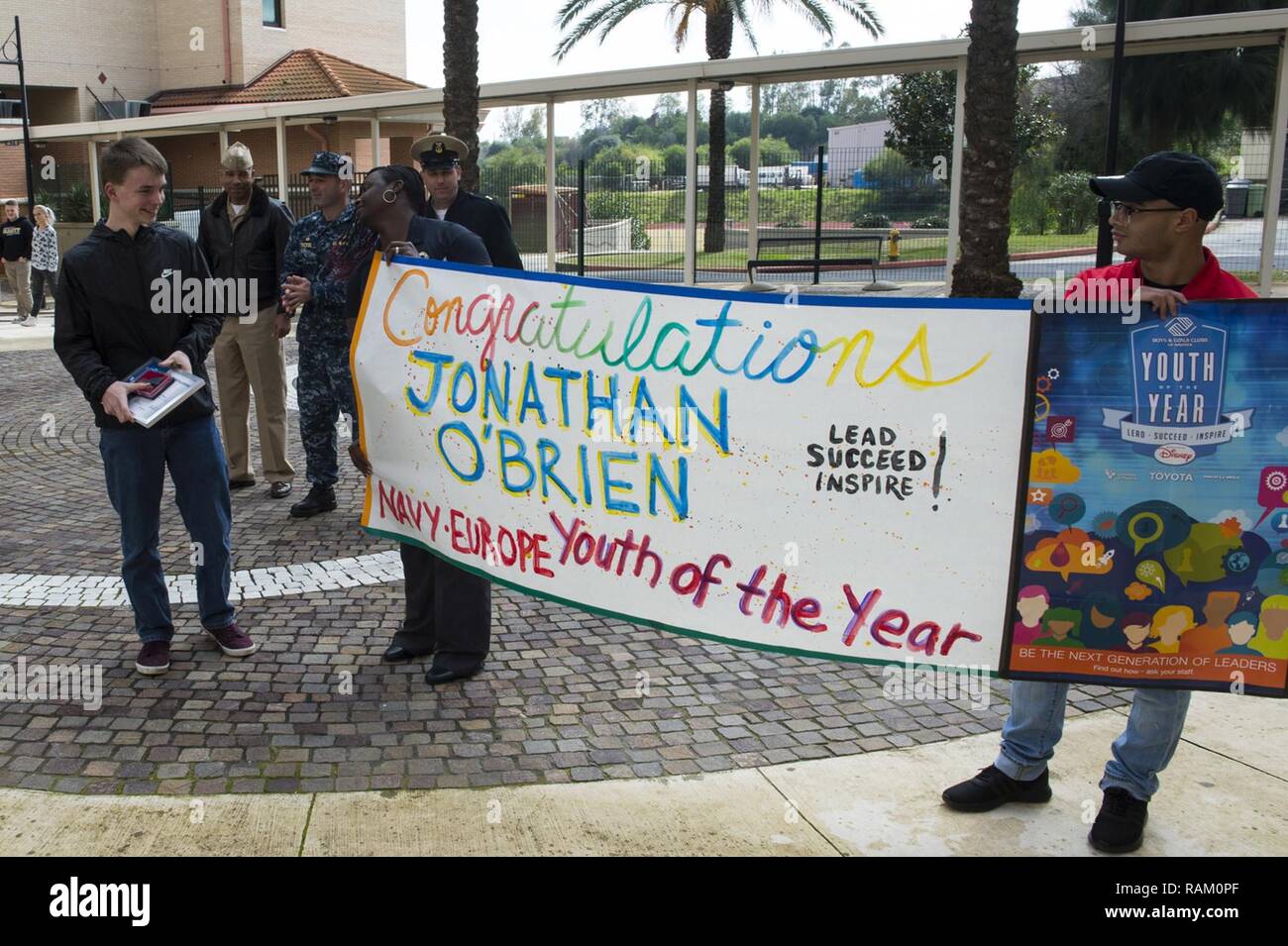 De Sigonella, en Sicile (fév. 13, 2016) -- Jonathan O'Brien, étudiante à Sigonella Moyen Haut l'école, reçoit les jeunes de l'Europe de la marine de l'année pour sa performance exceptionnelle en tant que jeunes militaires à bord de la base aéronavale de Sigonella (NAS). O'Brien se rendra à Ramstein Air Force Base en mars afin de faire concurrence aux autres jeunes militaires de l'année lauréats de l'Armée de l'air et de l'Armée pour la jeunesse militaire de l'année pour l'Europe. Sigonella NAS est une base opérationnelle à terre qui permet aux alliés des États-Unis, et les forces du pays partenaire, d'être là où ils sont nécessaires et quand ils sont nécessaires pour assurer secur Banque D'Images