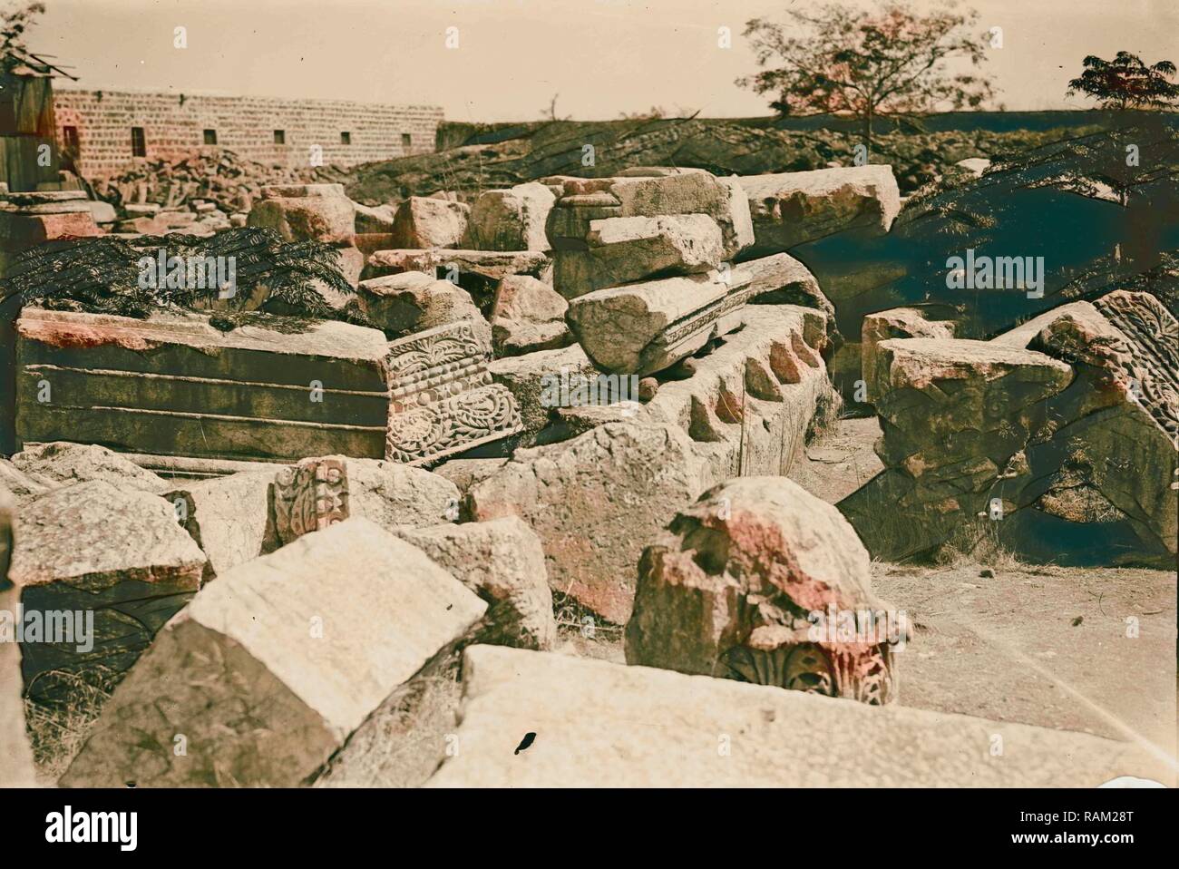 Vues du nord. Vestiges remarquables de la synagogue de Capharnaüm. De gros blocs de pierre avec des incisions pour chevrons de repensé Banque D'Images