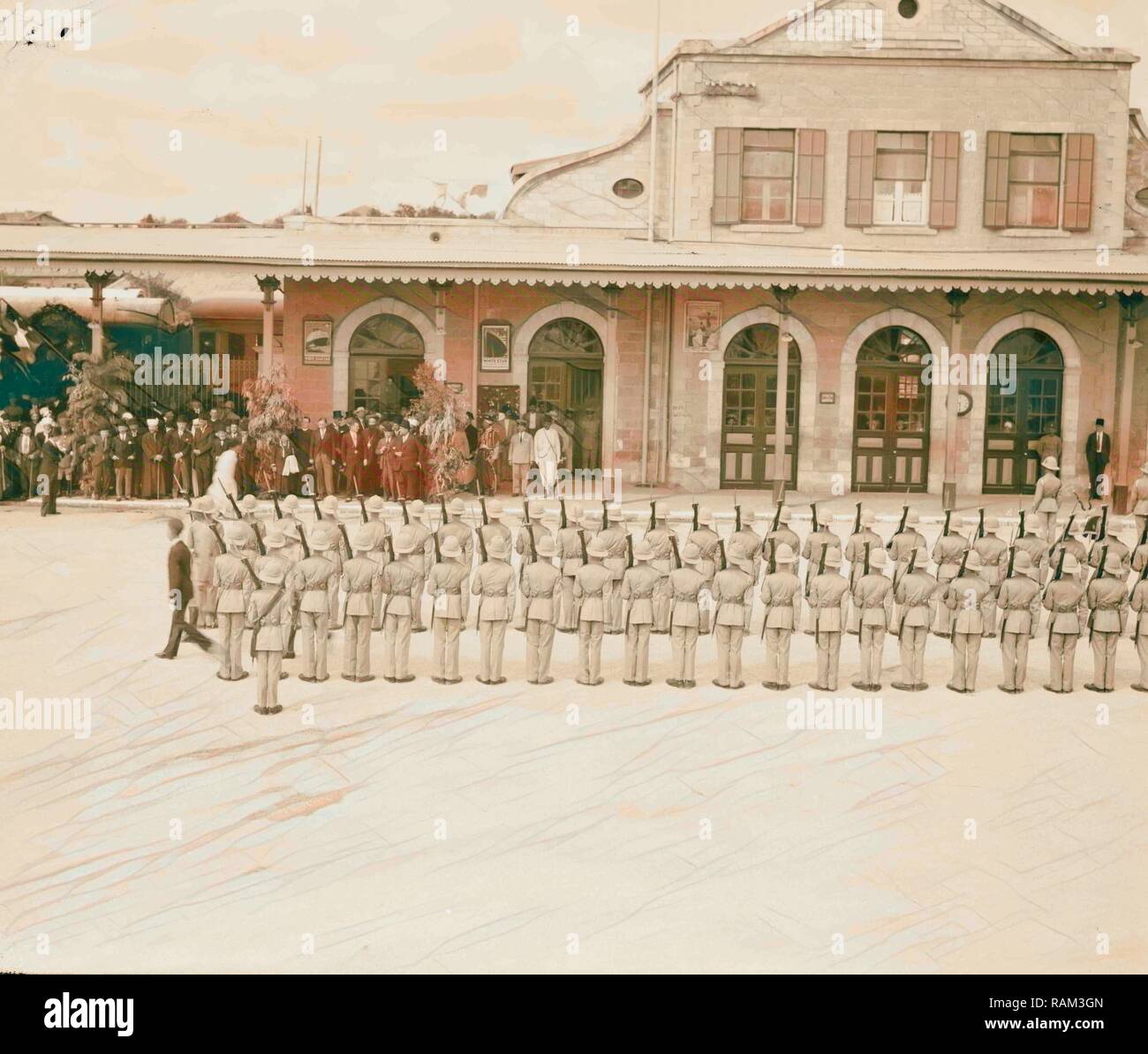 British & VIP de souhaits arabes à Jérusalem railroad station. British Royal Fusiliers et British et dignitaires arabes repensé Banque D'Images