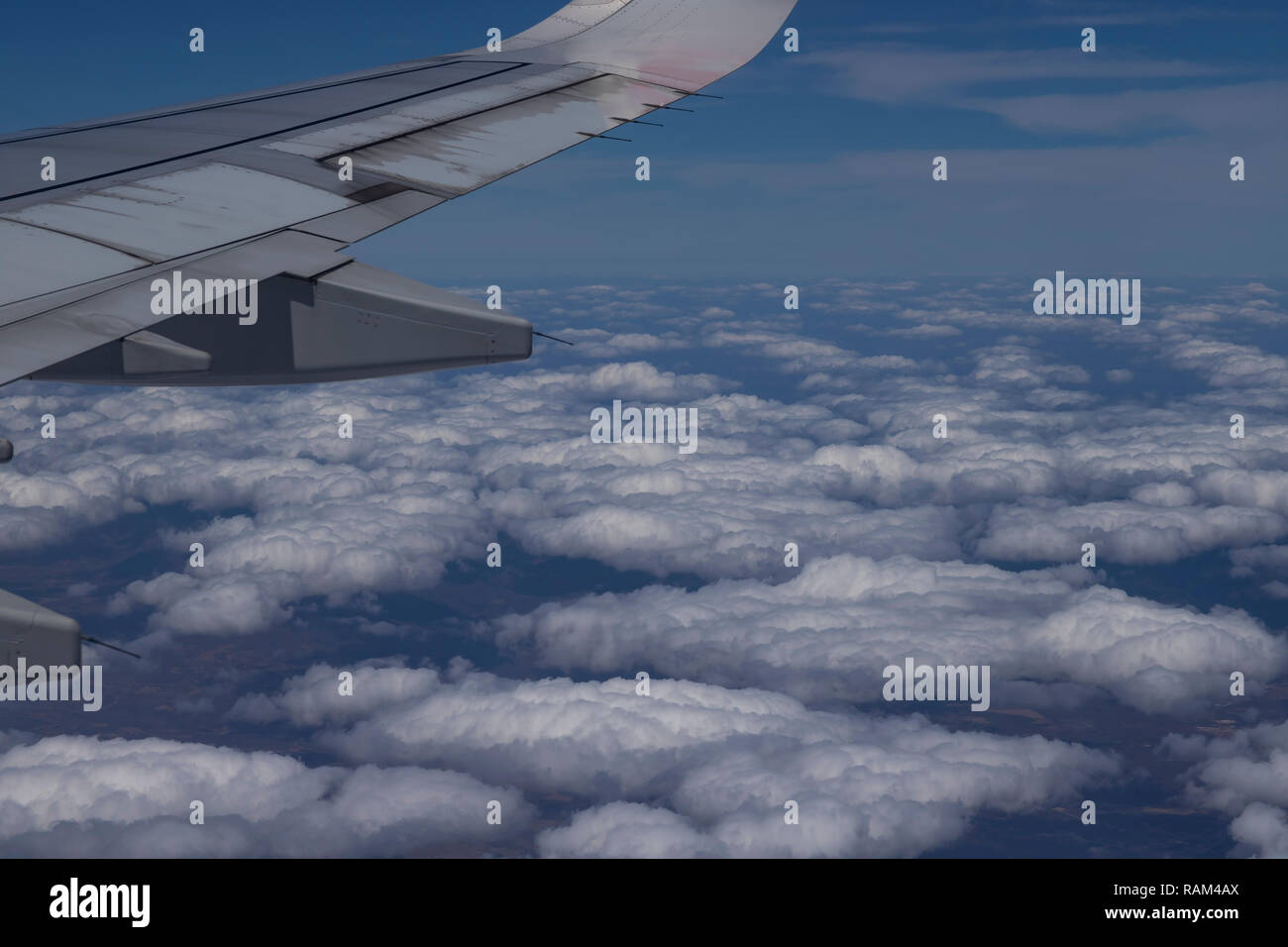 Voler au-dessus des nuages. Vue depuis l'avion. Banque D'Images