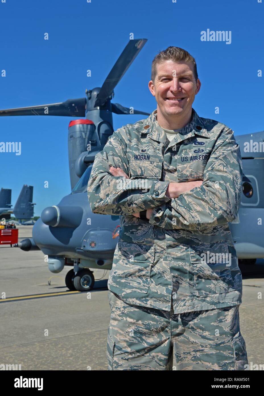 Le major Bryan Hogan, commandant de la 801st Escadron de maintenance des aéronefs d'opérations spéciales, s'élève face à un CV-22B Osprey avion hybride à Hurlburt Field en Floride, le 10 février 2017. La 801st SOAMXS effectue tous les équipements d'entretien sur la CV-22 et MC-130H Talon II à l'appui de missions d'opérations spéciales dans le monde entier. Banque D'Images