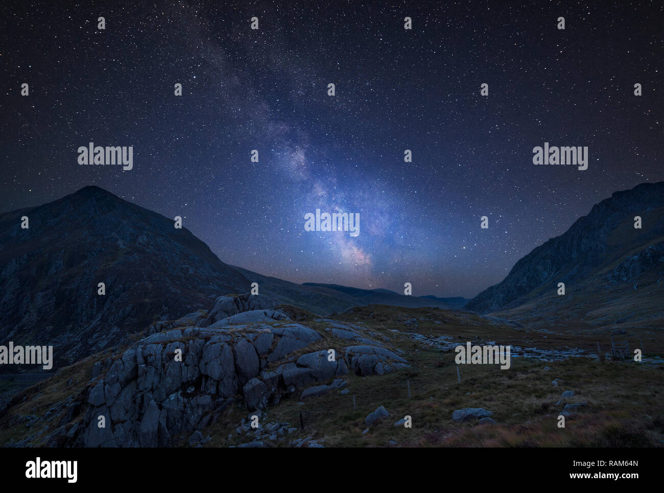 Superbe Voie Lactée dynamique composite image plus belle moody image paysage de Nant Francon Valley dans le Snowdonia Banque D'Images