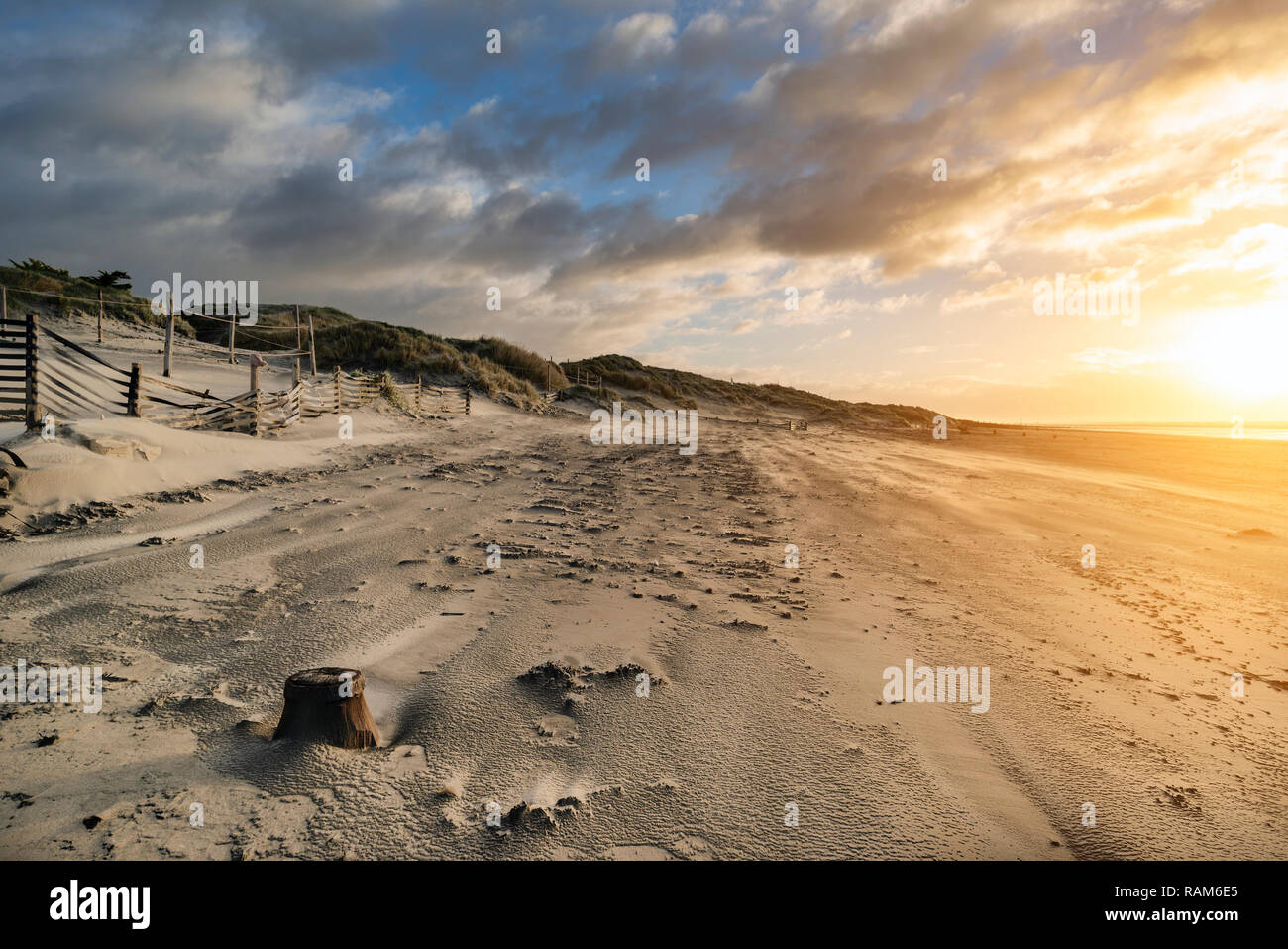 Beau lever de soleil sur l'hiver à l'Ouest Wittering beach dans le Sussex en Angleterre avec du vent qui souffle sur la plage de sable Banque D'Images