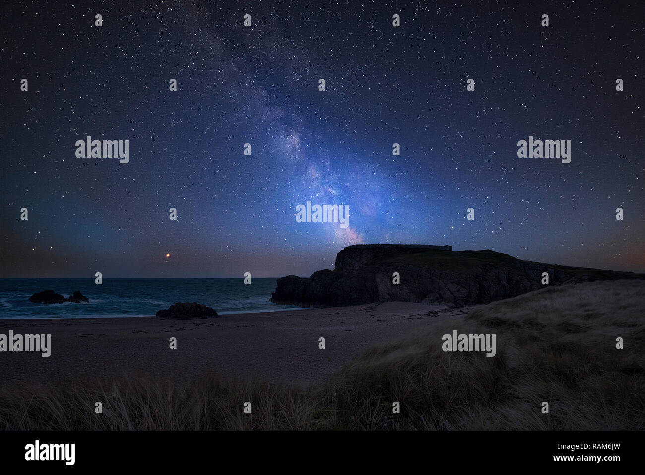 Superbe Voie Lactée dynamique composite image sur paysage de pointe et de l'océan Banque D'Images