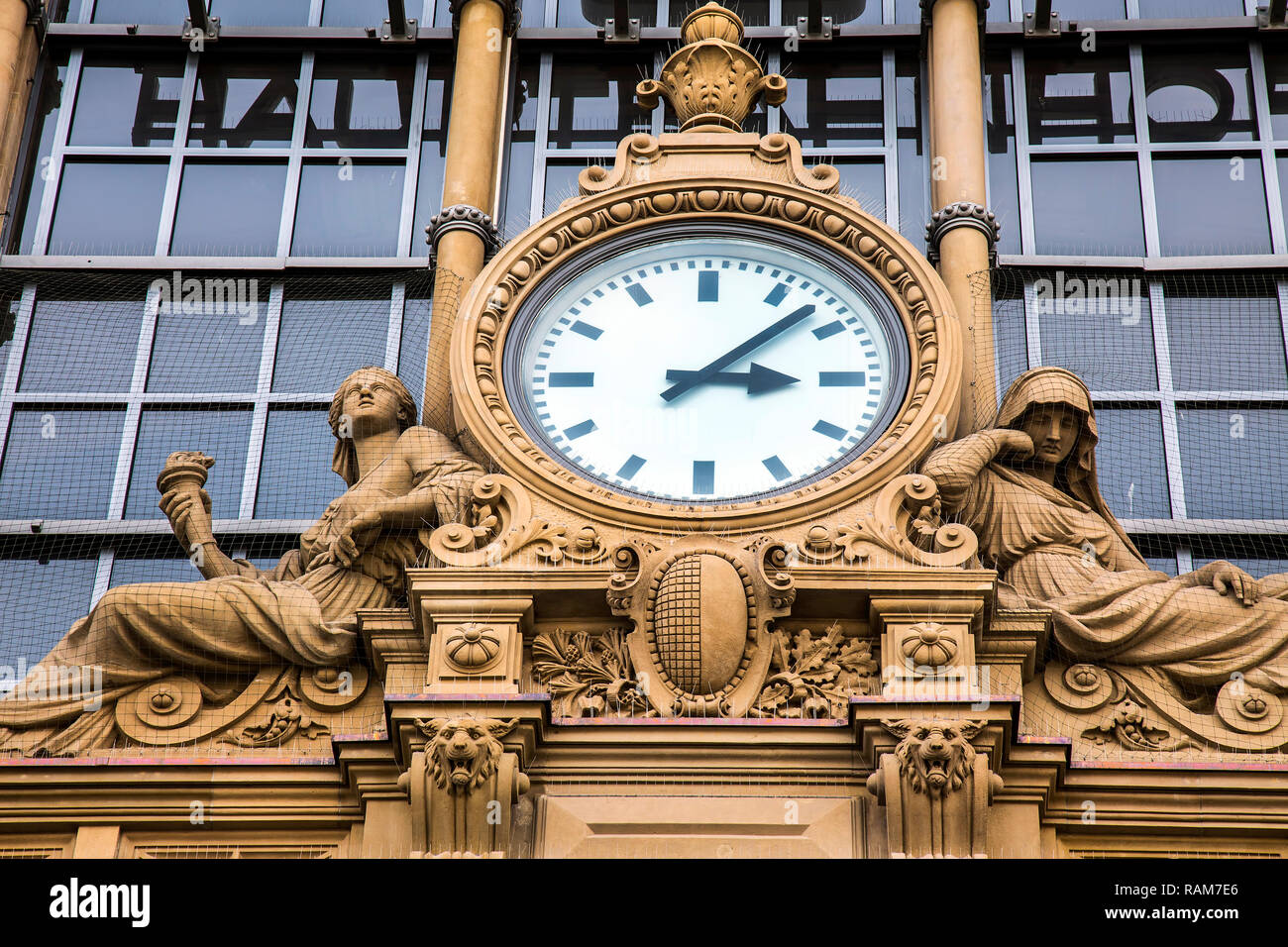 Grande horloge de l'ancienne gare de métro de Francfort en bâtiment Photo  Photo Stock - Alamy