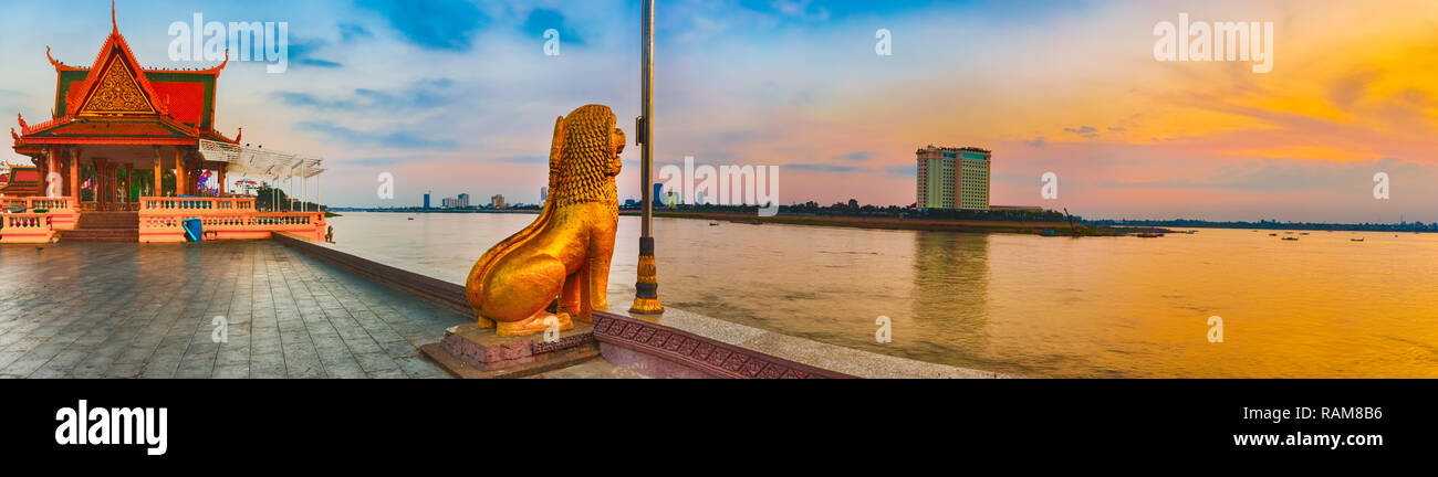 Phnom Penh riverside au lever du soleil. Le Cambodge. Panorama Banque D'Images