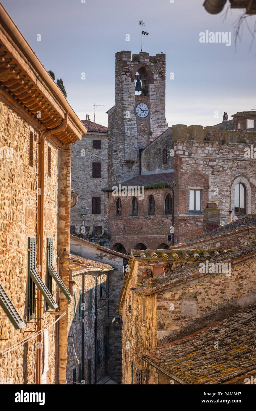 La tour avec l'horloge de l'édifice municipal dans le village médiéval de Suvereto, province de Livourne, Toscane, Italie Banque D'Images