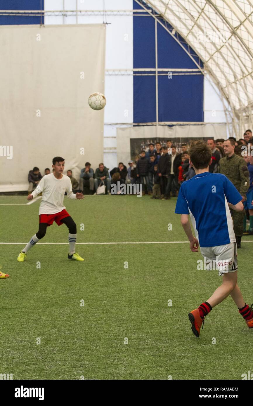 Kosovo enfants jouer au soccer durant le premier tournoi des garçons à Kacanik, Kosovo, 16 février 2017. Le tournoi a eu lieu par le bureau de la jeunesse et des sports de Kacanik comme un moyen pour les écoles locales à s'engager dans une compétition amicale dans l'espoir d'avancer vers le tournoi régional tenue à Ferizaj. Banque D'Images