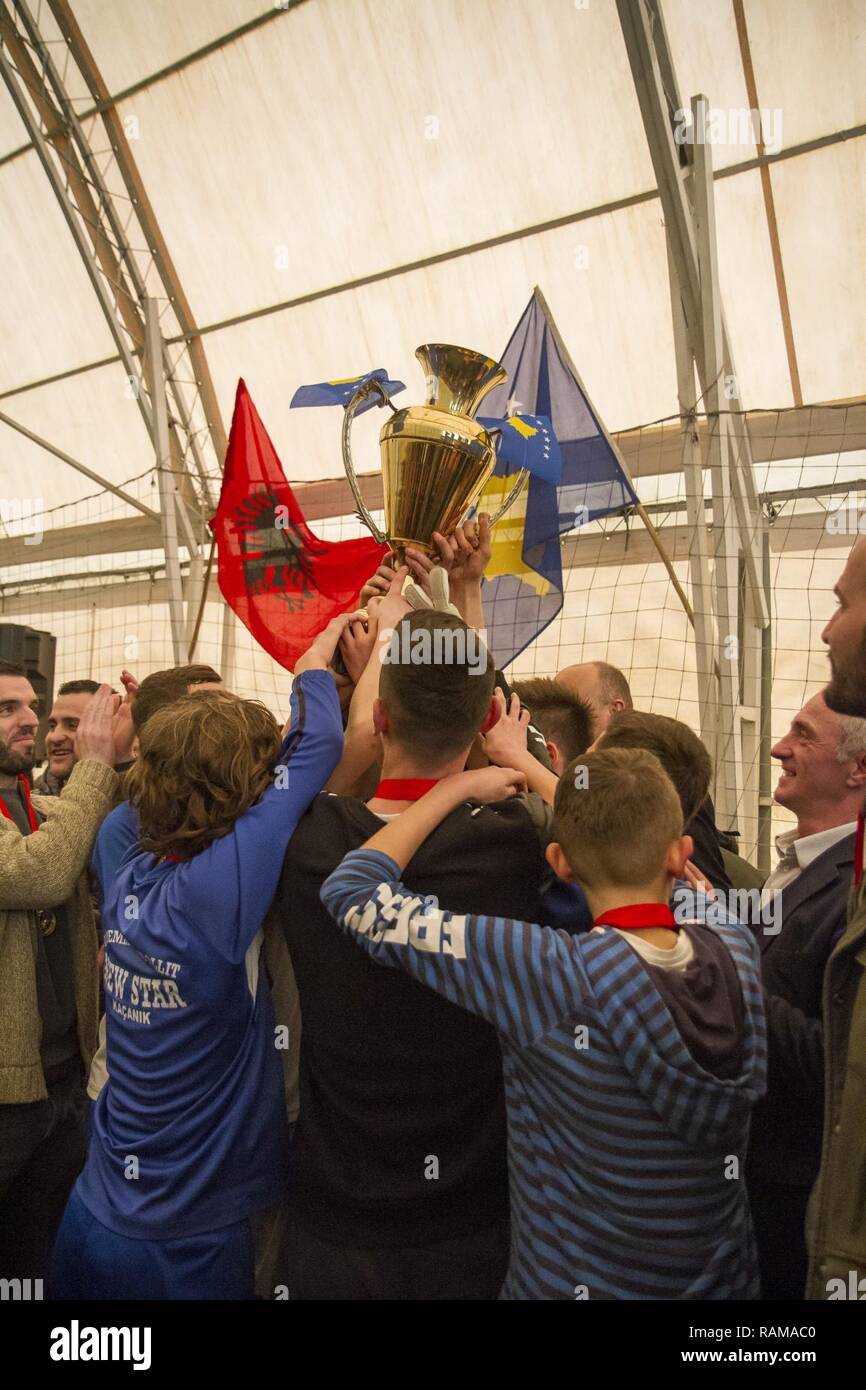 La primaire de Kacanik boys' de l'équipe de football célèbre sa victoire en maintenant leur trophée pour tous de voir à Kacanik, Kosovo, 16 février 2017. Trois écoles primaires ont participé au tournoi dans l'espoir d'avancer vers le tournoi régional tenue à Ferizaj. Banque D'Images
