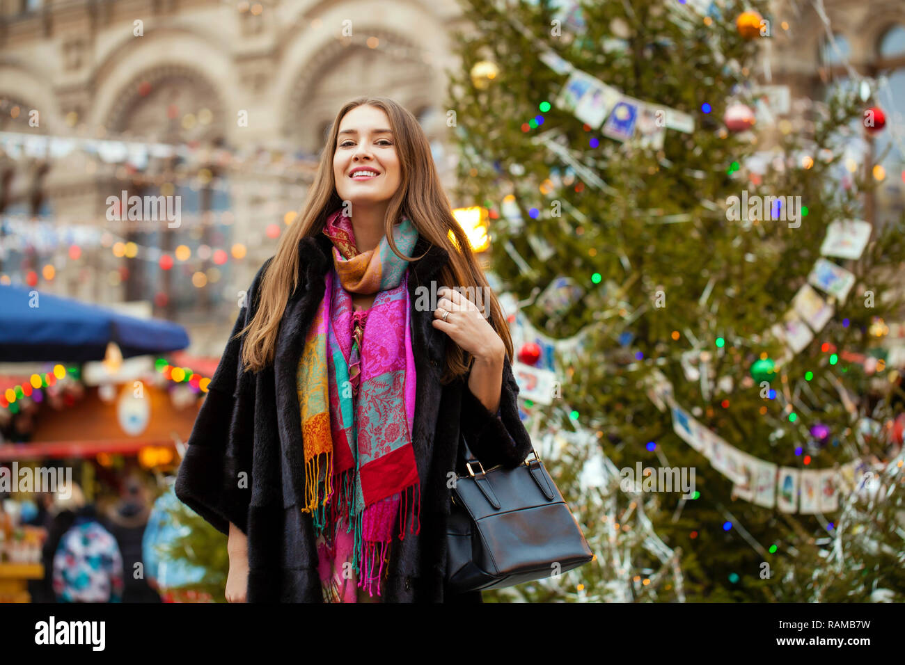 Belle jeune femme élégante en manteau de vison sur fond de winter street Banque D'Images