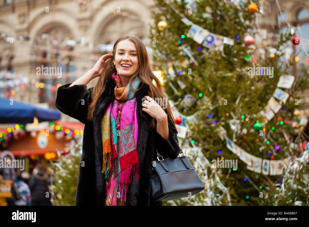 Belle jeune femme élégante en manteau de vison sur fond de winter street Banque D'Images