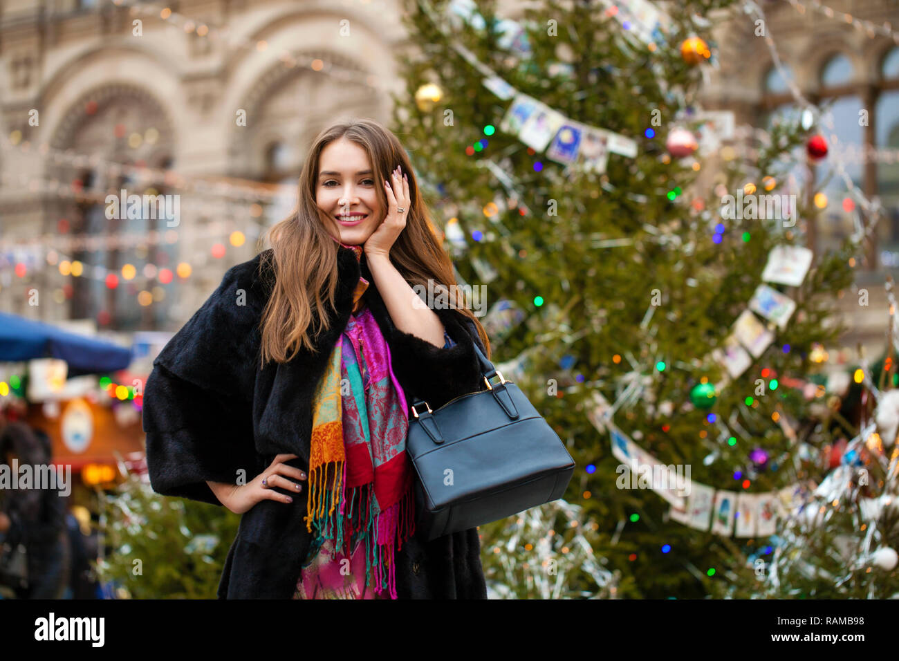Belle jeune femme élégante en manteau de vison sur fond de winter street Banque D'Images