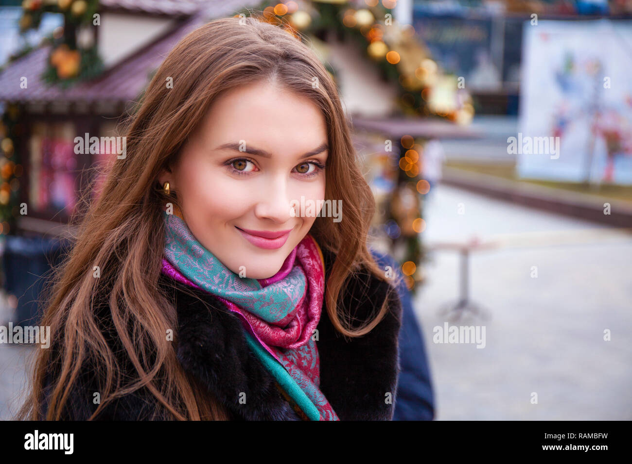 Belle jeune femme élégante en manteau de vison sur fond de winter street Banque D'Images