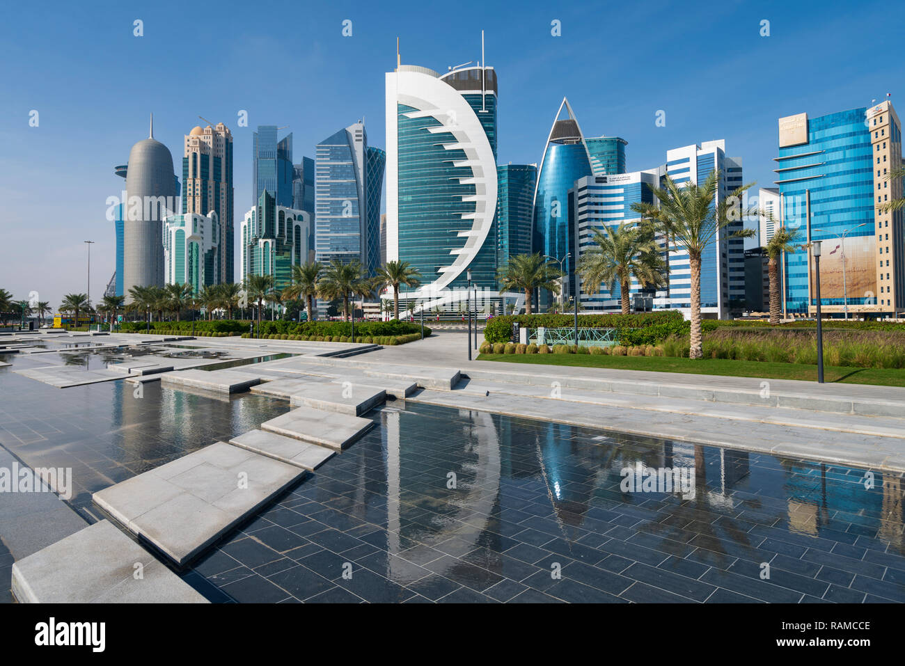 Vue sur l'horizon de jour de quartier des affaires de West Bay à Doha, Qatar Banque D'Images
