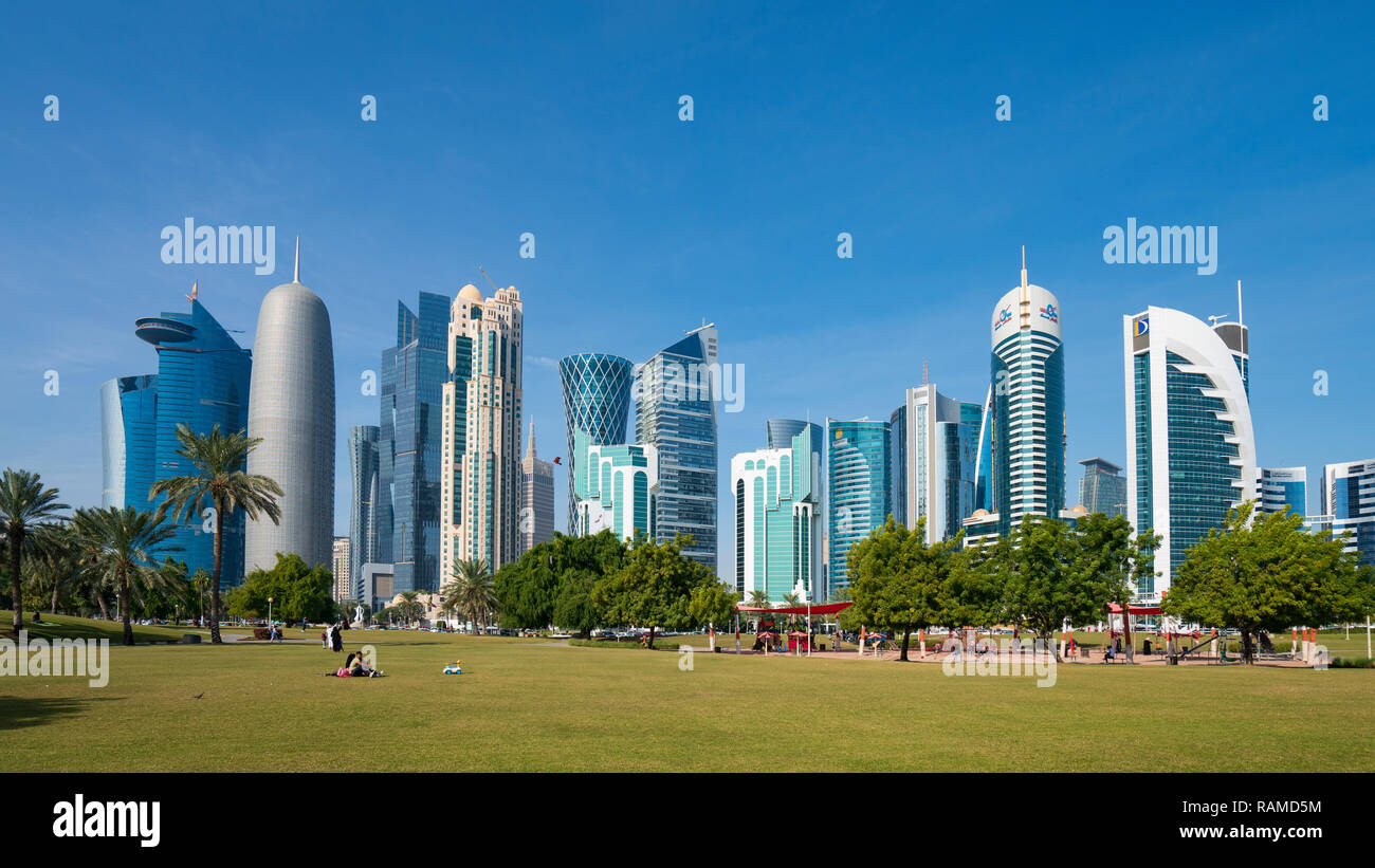 Vue sur l'horizon de jour de quartier des affaires de West Bay à Doha, Qatar Banque D'Images