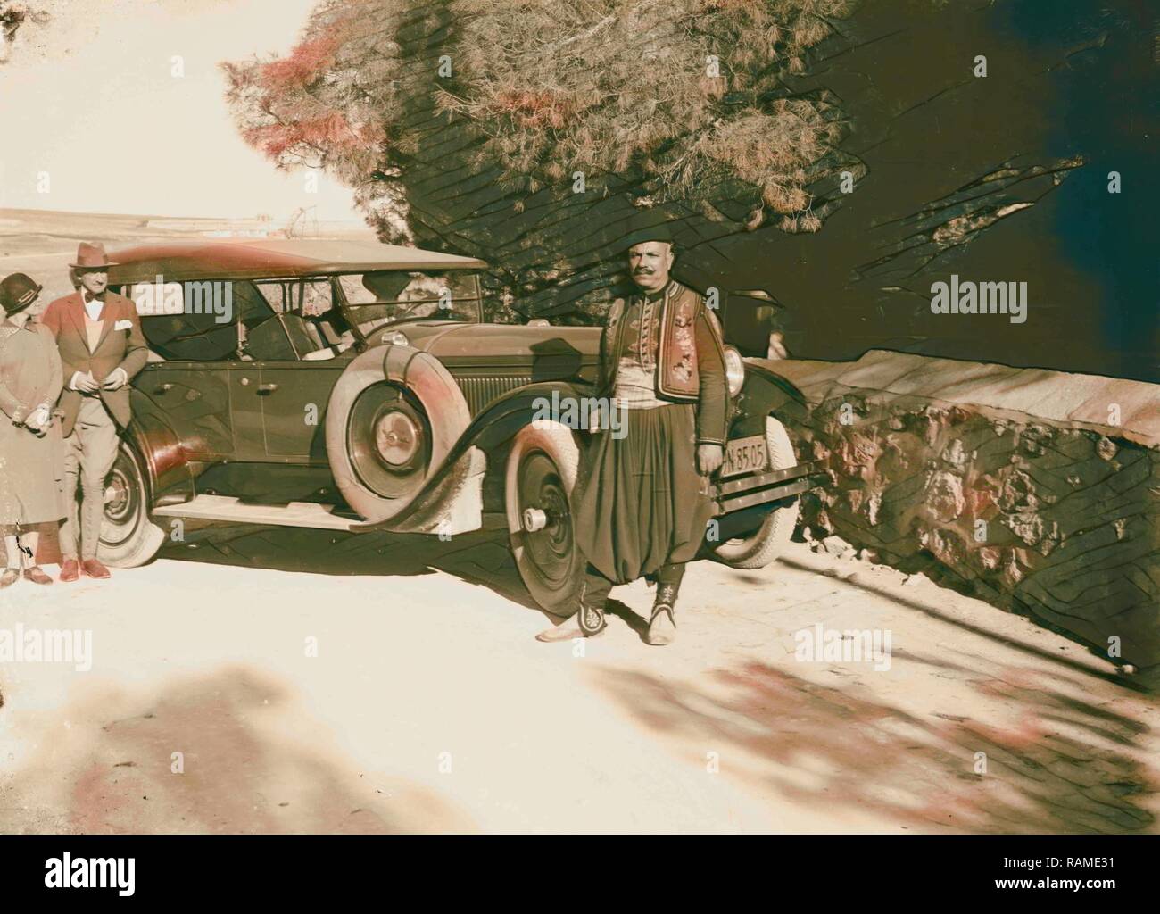 Consul américain Oscar S. Heizer et la femme à côté d'auto. 1923, au  Moyen-Orient, Israël et/ou Palestine Photo Stock - Alamy