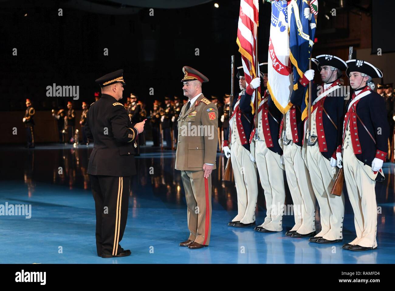 Chef de l'armée américaine, le général Mark A. Milley, gauche, présente le lieutenant général Dumitru Scarlat, chef de l'Armée de terre roumaine la Légion du Mérite (Commandant degré) au cours d'une cérémonie à l'honneur de l'Armée complète Conmy Hall, Fort Myer, Va., 7 février 2017. Banque D'Images