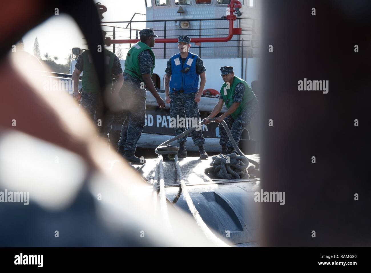 (16 février 2017) membres de l'USS Texas (SSN 775) Ligne poignée qui rentrent au port après des opérations de routine en mer le 16 février 2017. Banque D'Images