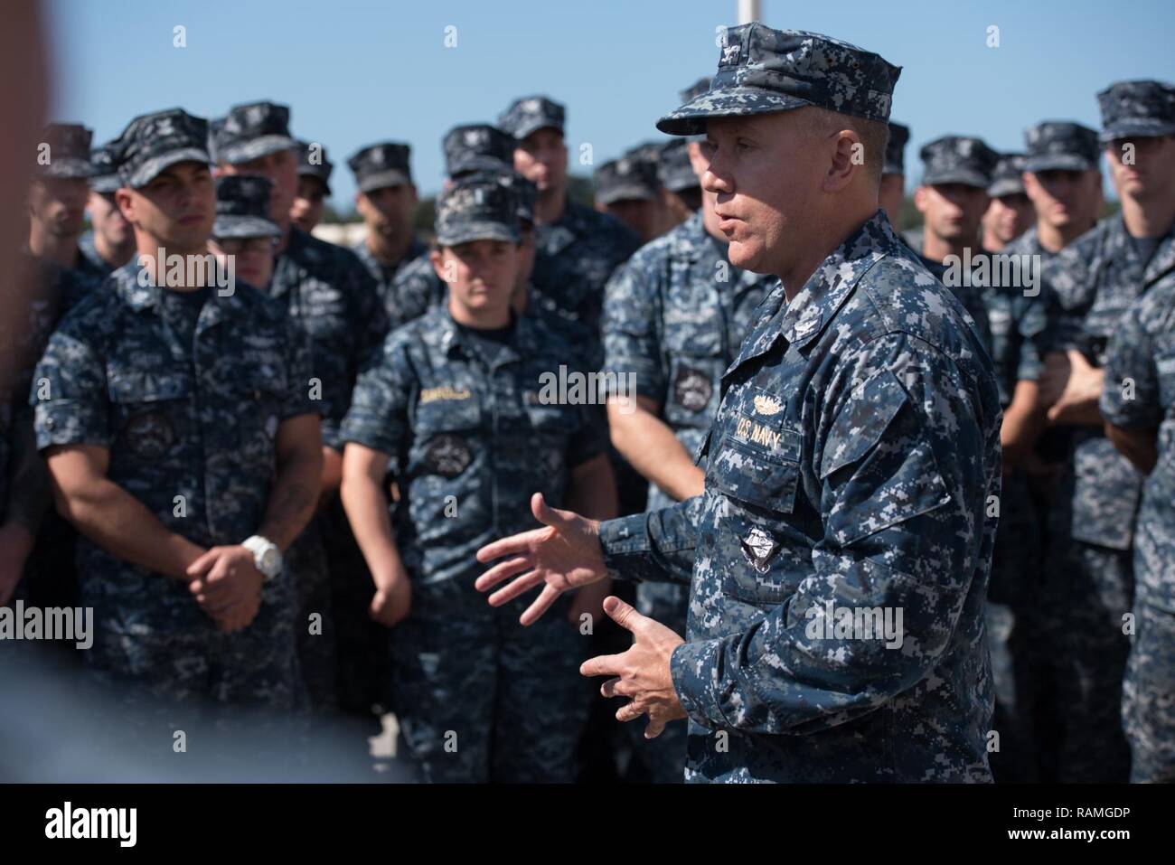 PEARL HARBOR, Hawaï (fév. 22, 2017) Le Capitaine Richard Seif, commandant de l'escadre de sous-marins, l'un, parle à l'équipage de la Virginia-classe sous-marin d'attaque rapide USS Texas (SSN 775) après les présenter avec une mention élogieuse méritoire. Banque D'Images