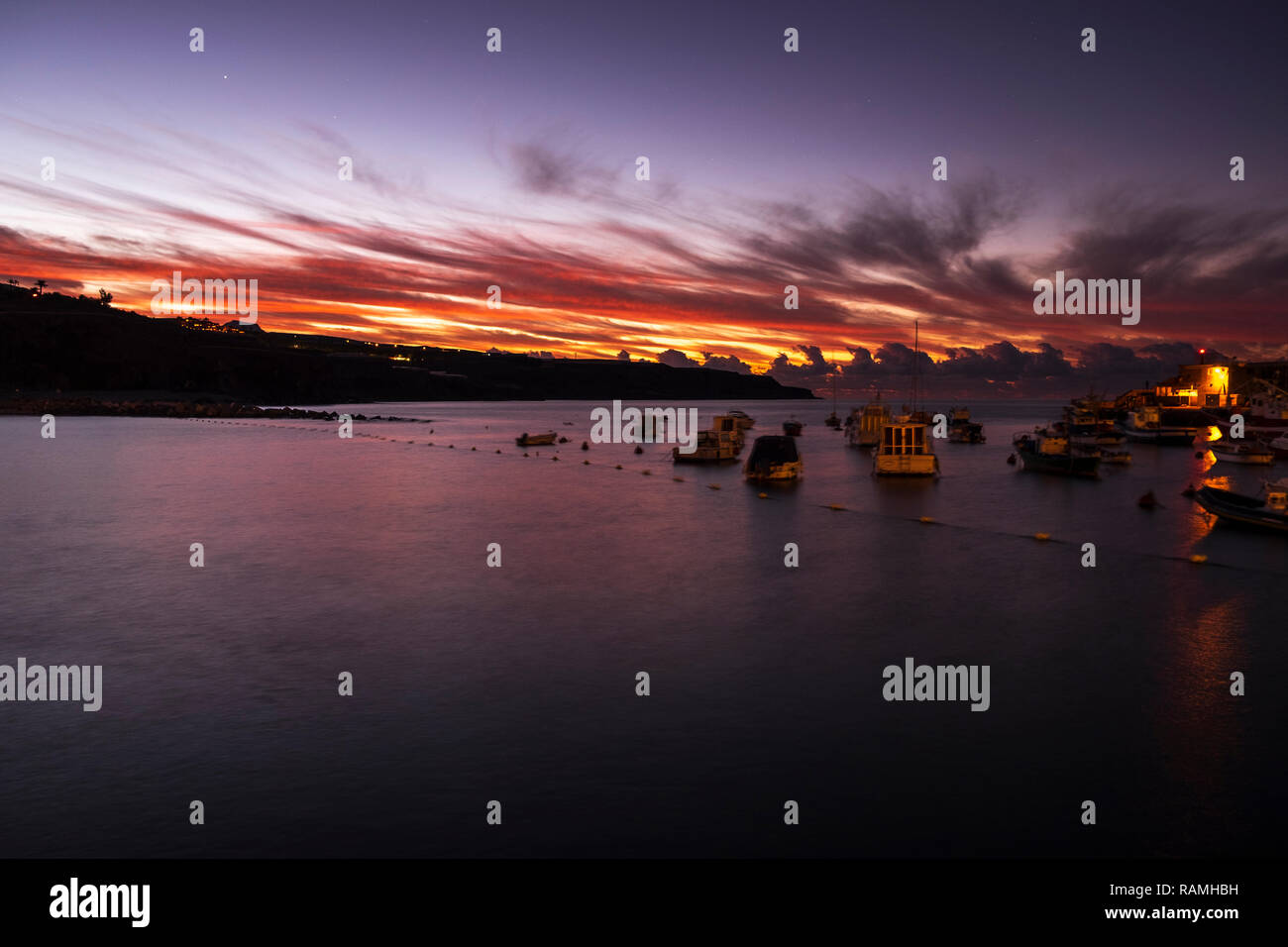 Ciel rouge à l'aube sur le port de Playa San Juan le 31 décembre 2018, Tenerife, Canaries, Espagne Banque D'Images