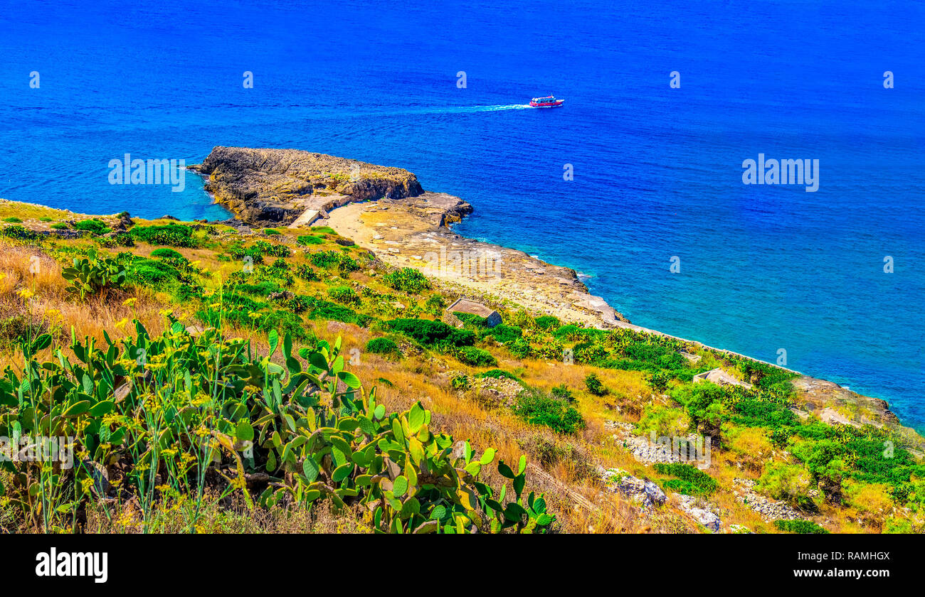 Contexte - panorama de la mer Italien Pouilles arides paysages de Salen Banque D'Images