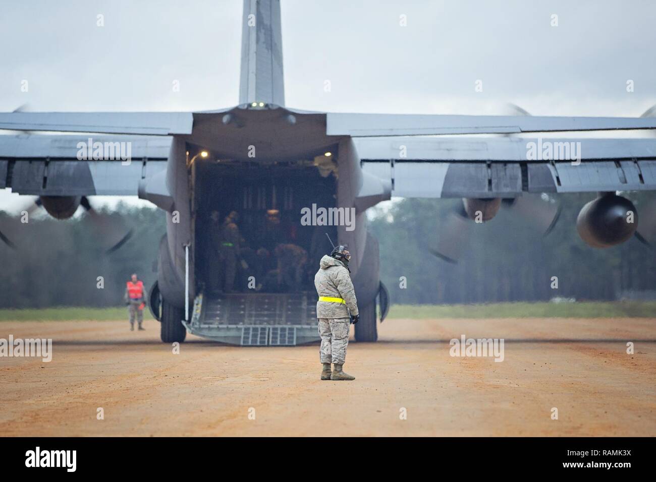 Le s.. Harry Johnson, arrimeur, 921e Escadron d'intervention d'urgence, parle aux membres de l'équipe de ligne de vol au cours de l'entraînement au Joint Readiness Training Centre, à Fort Polk, en Louisiane, le 15 février 2017. Johnson a rejoint le 512th aviateurs de l'Airlift Wing situé à Dover Air Force Base, Del., à dispenser une formation et de fournir un soutien à la formation des unités de l'Armée qui étaient aussi au JRTC. Banque D'Images