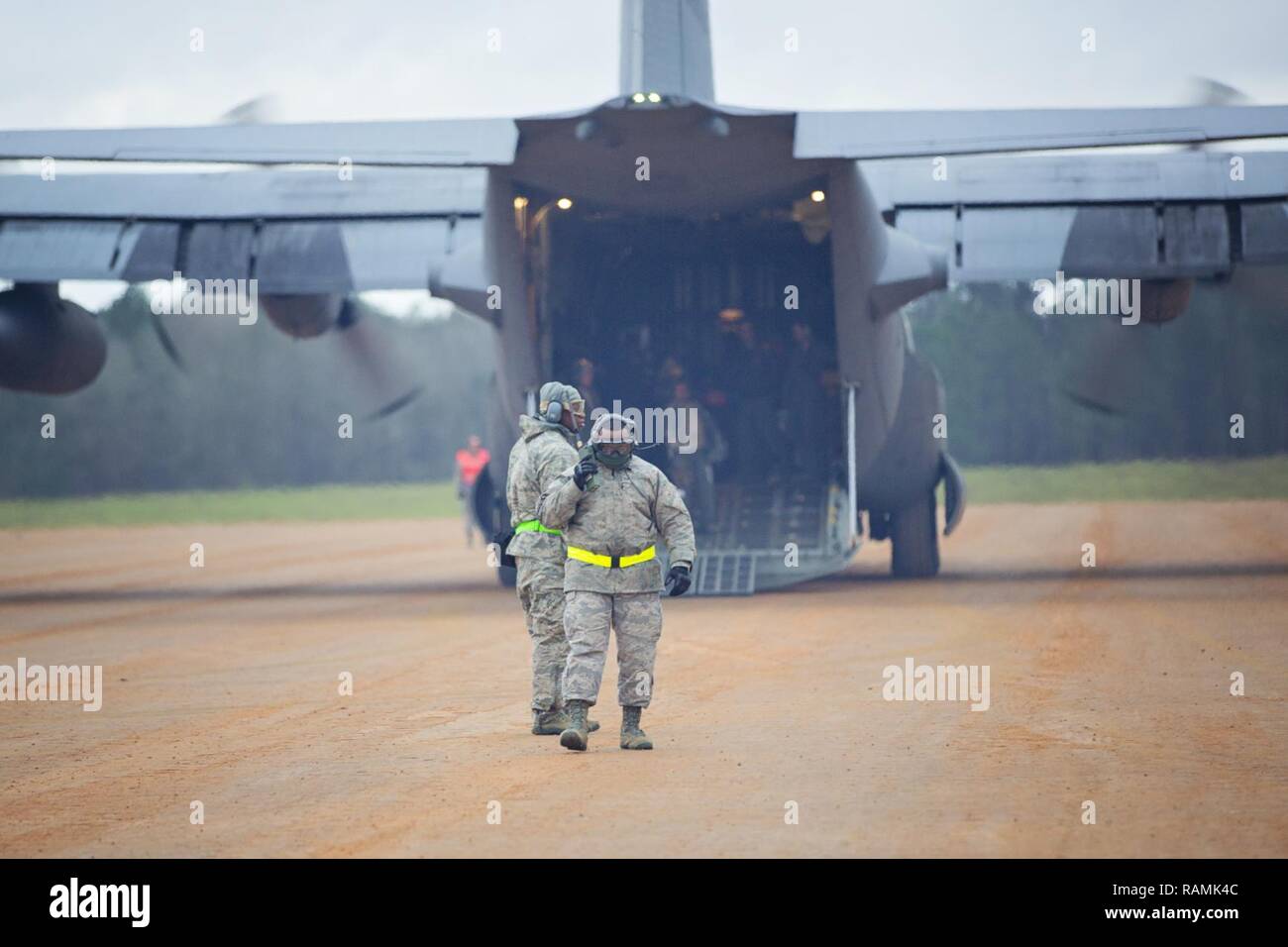 Le s.. Harry Johnson, arrimeur, 921e Escadron d'intervention d'urgence, parle aux membres de l'équipe de ligne de vol au cours de l'entraînement au Joint Readiness Training Centre, à Fort Polk, en Louisiane, le 15 février 2017. Johnson a rejoint le 512th aviateurs de l'Airlift Wing situé à Dover Air Force Base, Del., à dispenser une formation et de fournir un soutien à la formation des unités de l'Armée qui étaient aussi au JRTC. Banque D'Images