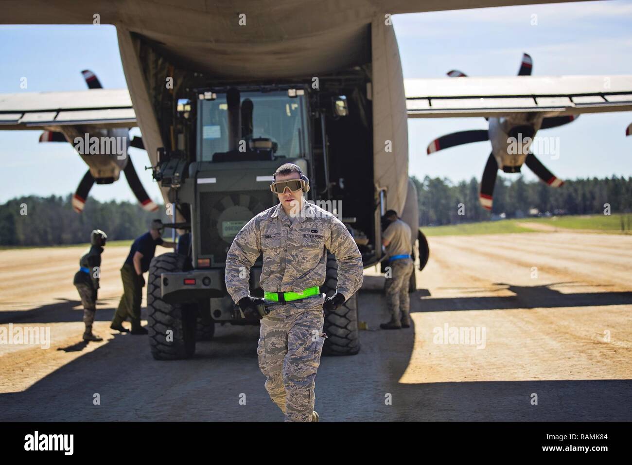 Airman Senior Diego O'Neal, le transport aérien, 71e Escadron, Port de l'antenne s'éloigne de l'équipe de chargement pendant l'entraînement au Joint Readiness Training Centre, à Fort Polk, en Louisiane, le 15 février 2017. O'Neal rejoint du 512th Airlift Wing situé à Dover Air Force Base, Del., à dispenser une formation et de fournir un soutien à la formation des unités de l'Armée qui étaient aussi au JRTC. Banque D'Images