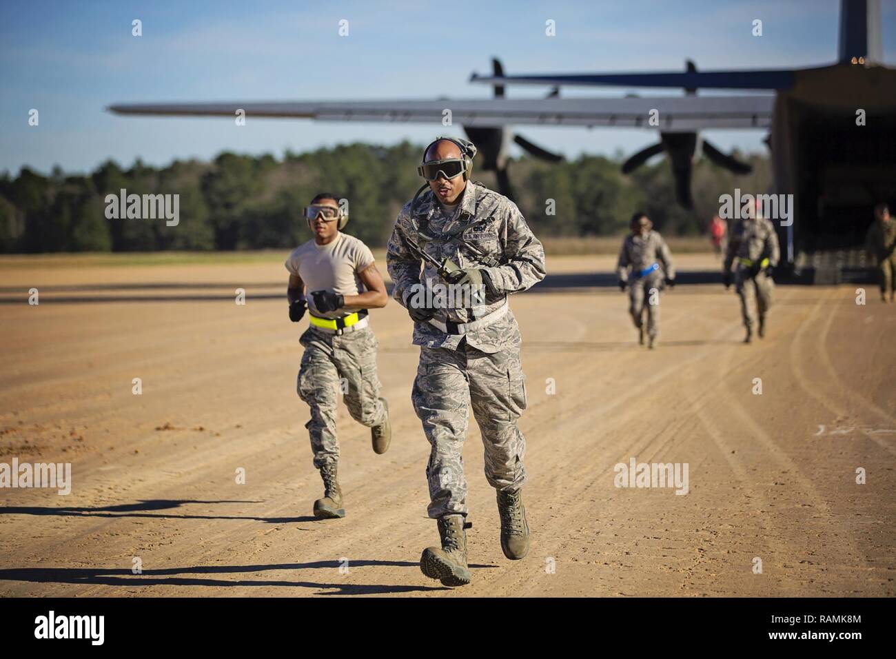 Des réservistes de la 512th Airlift Wing situé à Dover Air Force Base, Del., effectué de la formation et de l'aérodrome a fourni un appui à la formation des unités de l'Armée qui étaient au Joint Readiness Training Centre, à Fort Polk, en Louisiane, le 15 février. 2017. Banque D'Images