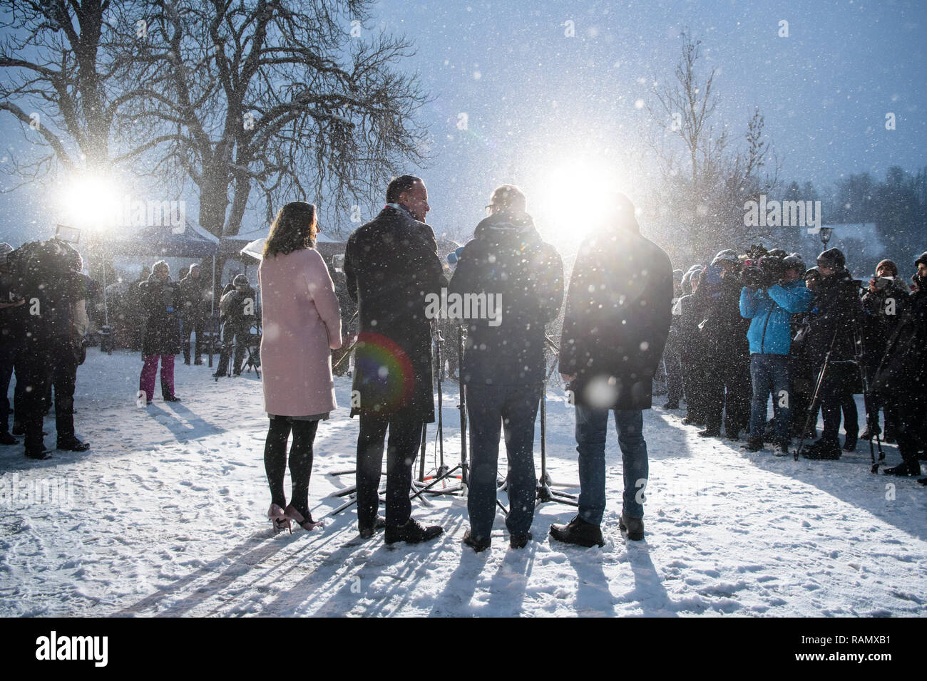 Seeon, Allemagne. 08Th Jan, 2019. Dorothee Bär (CSU, l-r), Ministre d'État à la numérisation à la Chancellerie, Leo Varadkar, Premier Ministre d'Irlande et président du Fine Gael, Alexander Dobrindt, chef de la CSU, groupe national et Manfred Weber (CSU), Président du Groupe du Parti Populaire Européen (PPE), faire une déclaration à la presse au cours de l'hiver de la retraite nationale CSU au Bundestag à Seeon monastère. Credit : Matthias Balk/dpa/Alamy Live News Banque D'Images