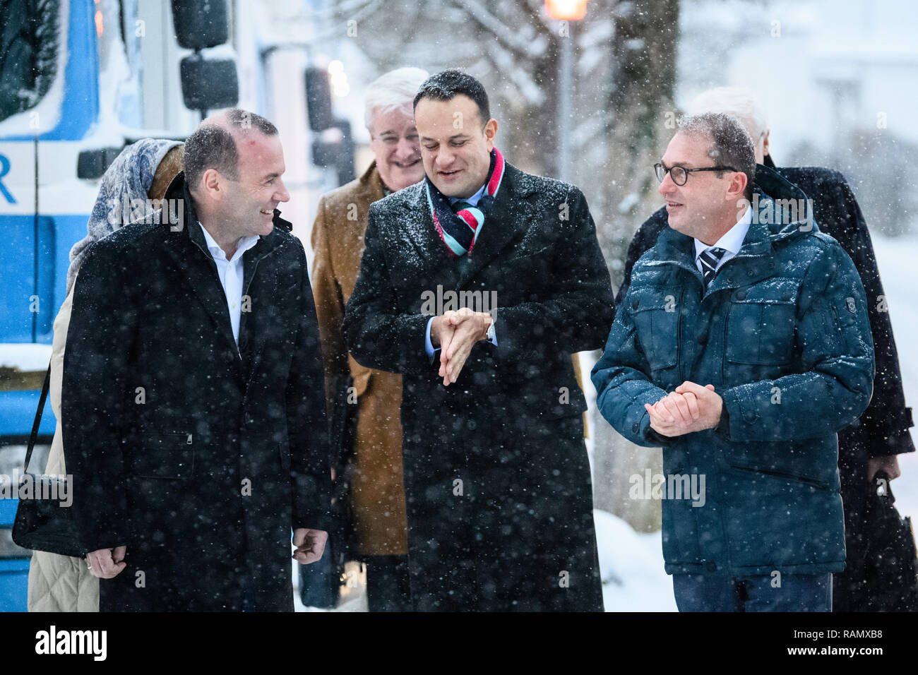 Seeon, Allemagne. 08Th Jan, 2019. Manfred Weber (CSU, l), chef du groupe parlementaire du Parti Populaire Européen (PPE), et Alexander Dobrindt, chef de la CSU, groupe régional recevoir Leo Varadkar, Premier Ministre d'Irlande et président du Fine Gael, pendant la retraite de l'hiver régional CSU au Bundestag dans le monastère Seeon. Credit : Matthias Balk/dpa/Alamy Live News Banque D'Images