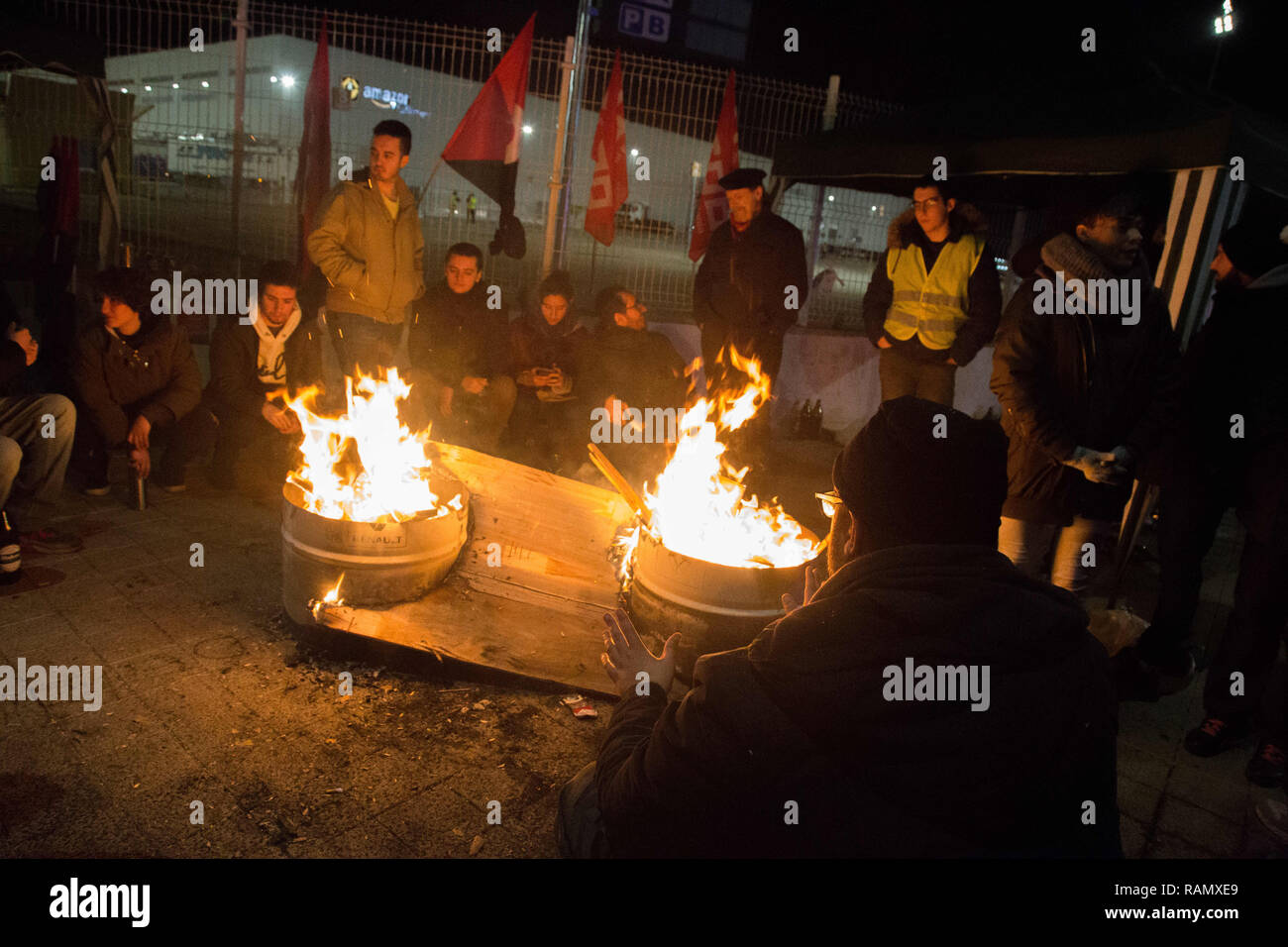 San Fernando de Henares, Espagne. 4 janvier, 2019. Vu les travailleurs en grève encore la nuit.Amazon workers go pour une nouvelle grève de 24 heures avant le jour de Trois Sages, c'est un jour de plus de ventes et l'envoi de dons en Espagne. La demande de travailleurs des améliorations salariales. Credit : Lito Lizana SOPA/Images/ZUMA/Alamy Fil Live News Banque D'Images