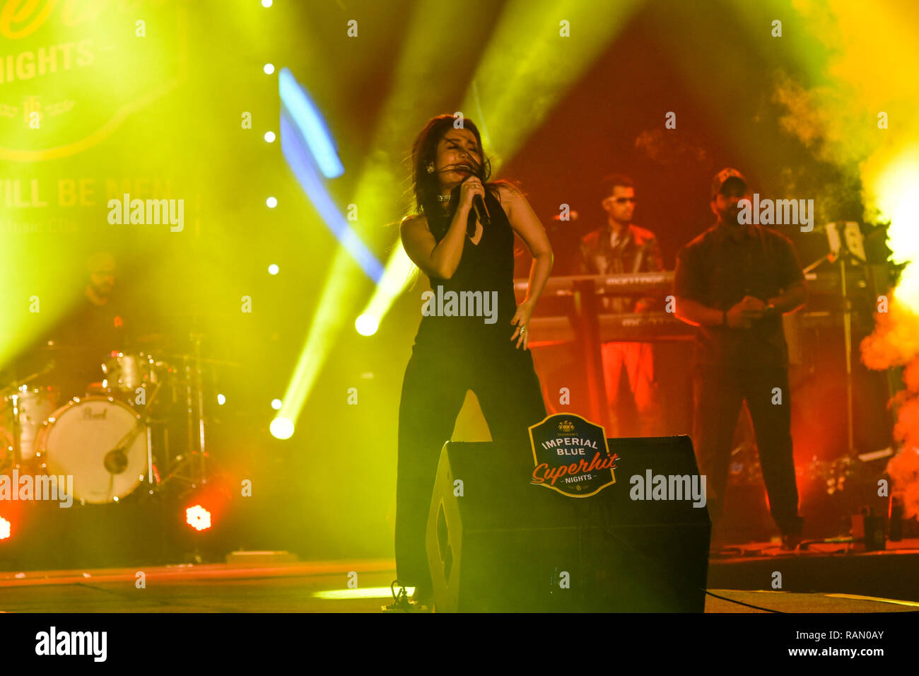 Guwahati, Assam, Inde. 4 janvier 2019. Chanteur de Bollywood Neha Kakkar. Guwahati, Assam, Inde. 4 janvier 2019.La chanteuse Bollywood Neha Kakkar effectue au cours d'une manifestation à Sarusajai Stadium. Crédit : David Talukdar/Alamy Live News Banque D'Images