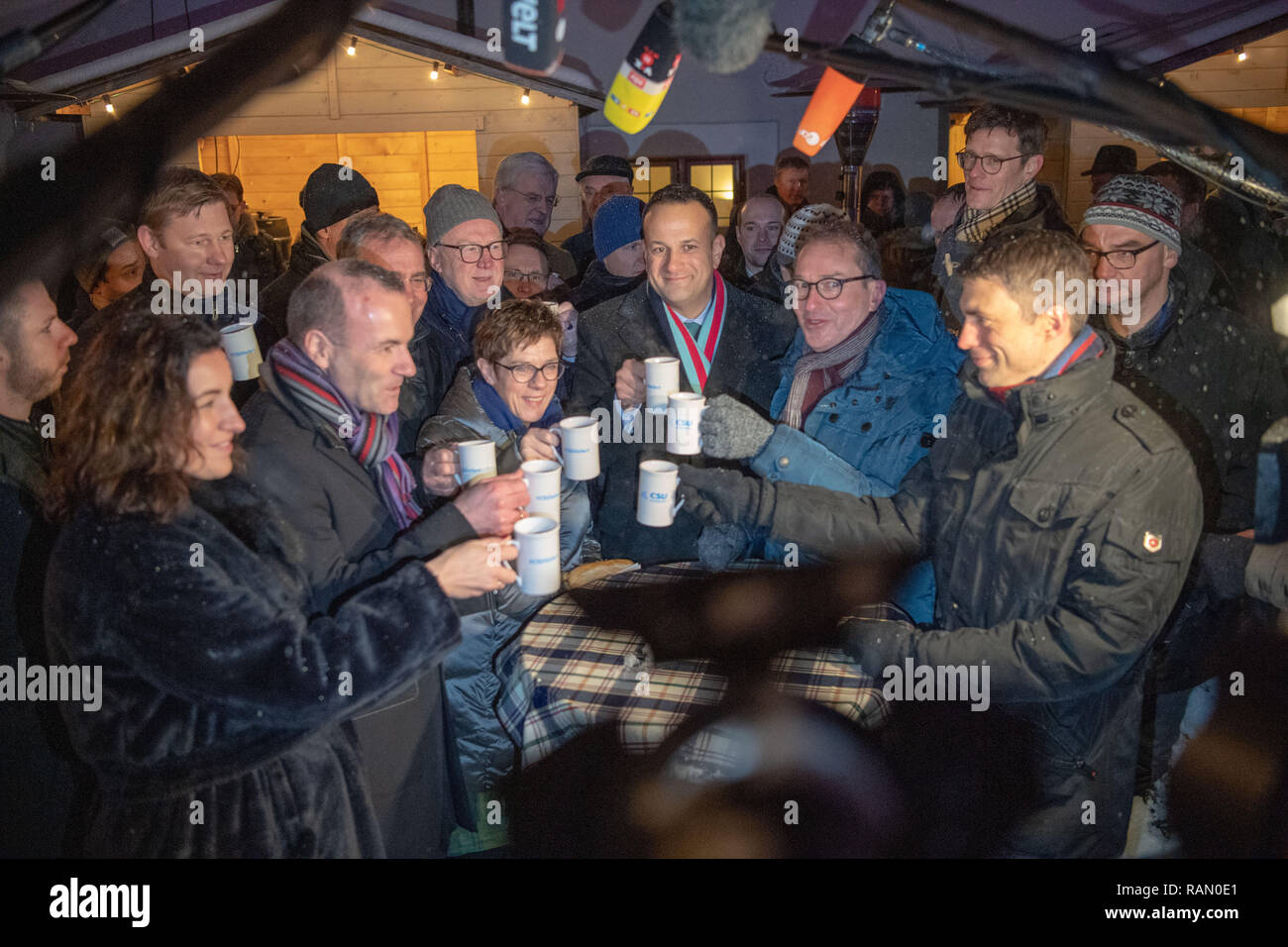 Seeon, Allemagne. 08Th Jan, 2019. Annegret Kramp-Karrenbauer (M), Président fédéral de la CDU, sera reçu à la retraite hivernale du groupe régional CSU au Bundestag à Seeon monastère par Alexander Dobrindt (2e à partir de la droite), CSU Groupe régional leader, Leo Varadkar (3e à droite), premier ministre d'Irlande et président du Fine Gael, et les participants à la retraite. Tasses sont grillées à l'autre. Credit : Lino Mirgeler/dpa/Alamy Live News Banque D'Images