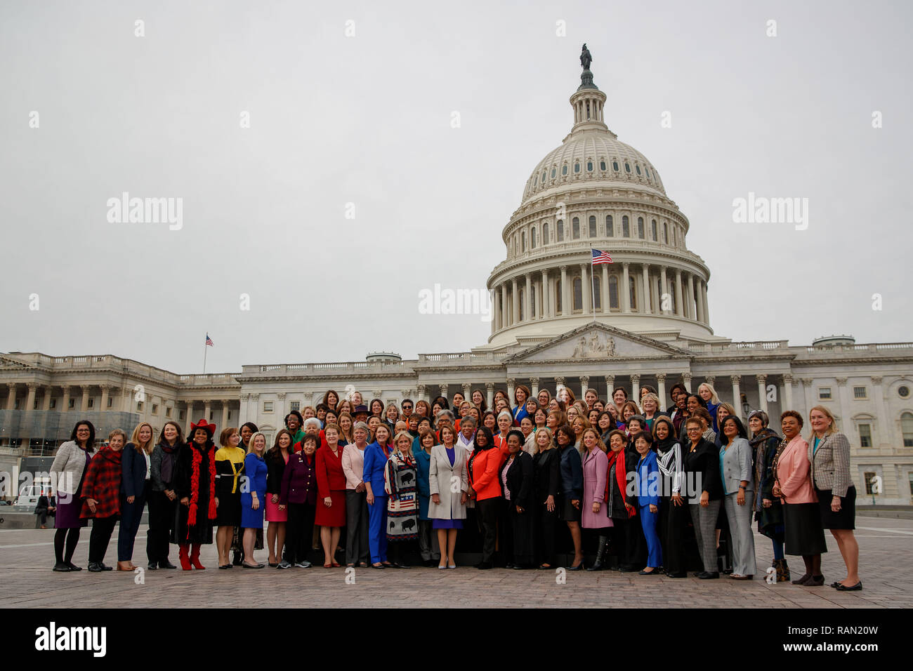 Washington, USA. 4 janvier, 2019. Nancy Pelosi (C, à l'avant), le nouveau président de la Chambre des représentants des États-Unis, pose pour une photo de groupe avec les femmes membres de la démocratique Chambre des représentants sur la colline du Capitole à Washington, DC, États-Unis, le 4 janvier, 2019. Credit : Ting Shen/Xinhua/Alamy Live News Banque D'Images