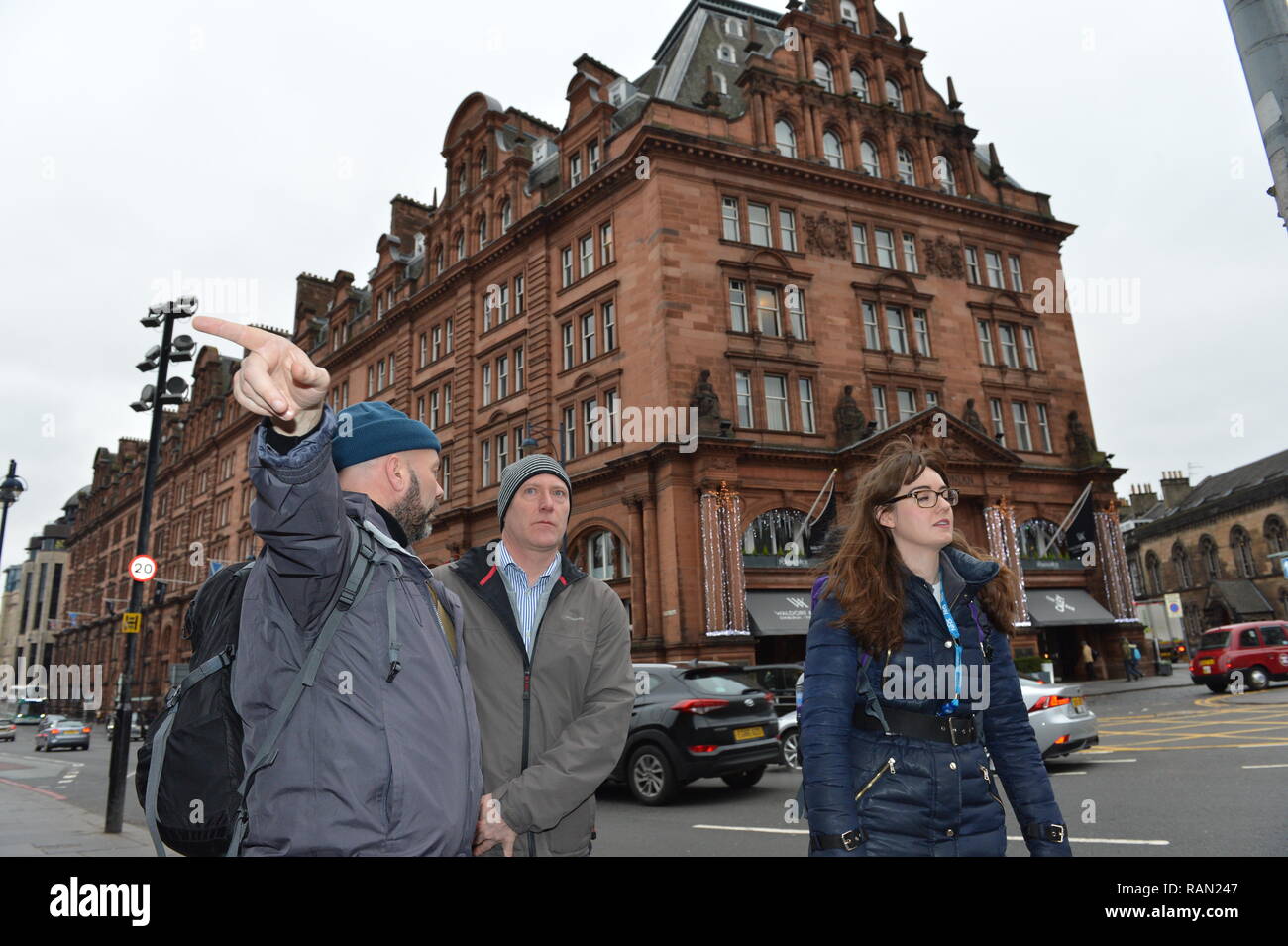 Edinburgh, Ecosse, Royaume-Uni. 4 janvier, 2019. Le ministre de la santé publique Joe FitzPatrick s'associe à la pratique de l'accès d'Édimbourg Street Outreach pharmacien à la foule autour d'Édimbourg. Le service fournit des soins de santé primaires essentiels pour les patients sans abri (gauche - droite : David Miller - Rue conseiller ; Joe FitzPatrick - Ministre de la santé publique ; Lauren Gibson - Sensibilisation pharmacien). Edinburgh, UK - 4 janvier 2019. Crédit : Colin Fisher/Alamy Live News Banque D'Images