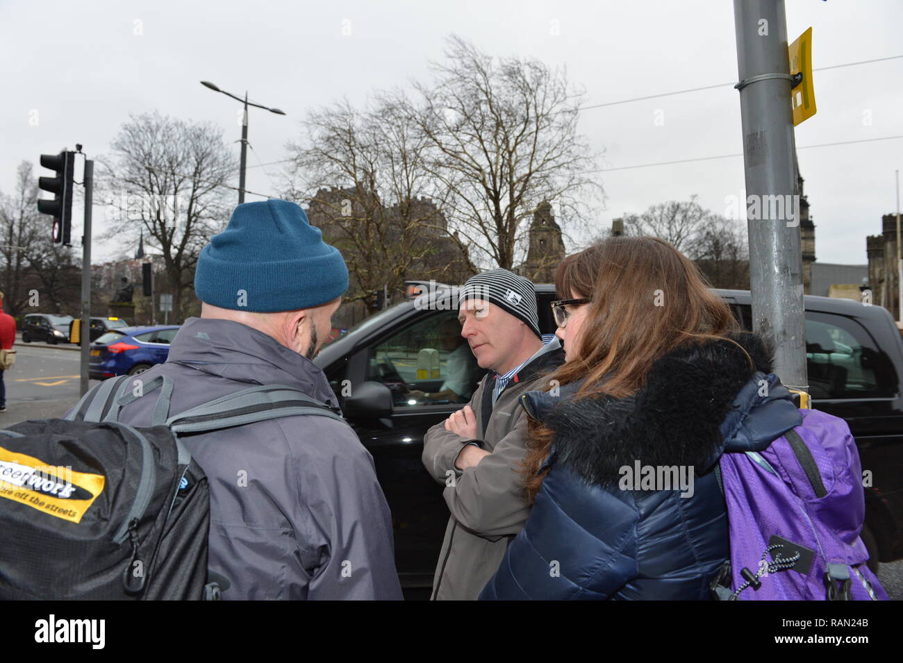 Edinburgh, Ecosse, Royaume-Uni. 4 janvier, 2019. Le ministre de la santé publique Joe FitzPatrick s'associe à la pratique de l'accès d'Édimbourg Street Outreach pharmacien à la foule autour d'Édimbourg. Le service fournit des soins de santé primaires essentiels pour les patients sans abri (gauche - droite : David Miller - Rue conseiller ; Joe FitzPatrick - Ministre de la santé publique ; Lauren Gibson - Sensibilisation pharmacien). Edinburgh, UK - 4 janvier 2019. Crédit : Colin Fisher/Alamy Live News Banque D'Images