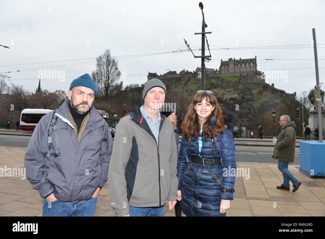 Edinburgh, Ecosse, Royaume-Uni. 4 janvier, 2019. Le ministre de la santé publique Joe FitzPatrick s'associe à la pratique de l'accès d'Édimbourg Street Outreach pharmacien à la foule autour d'Édimbourg. Le service fournit des soins de santé primaires essentiels pour les patients sans abri (gauche - droite : David Miller - Rue conseiller ; Joe FitzPatrick - Ministre de la santé publique ; Lauren Gibson - Sensibilisation pharmacien). Edinburgh, UK - 4 janvier 2019. Crédit : Colin Fisher/Alamy Live News Banque D'Images