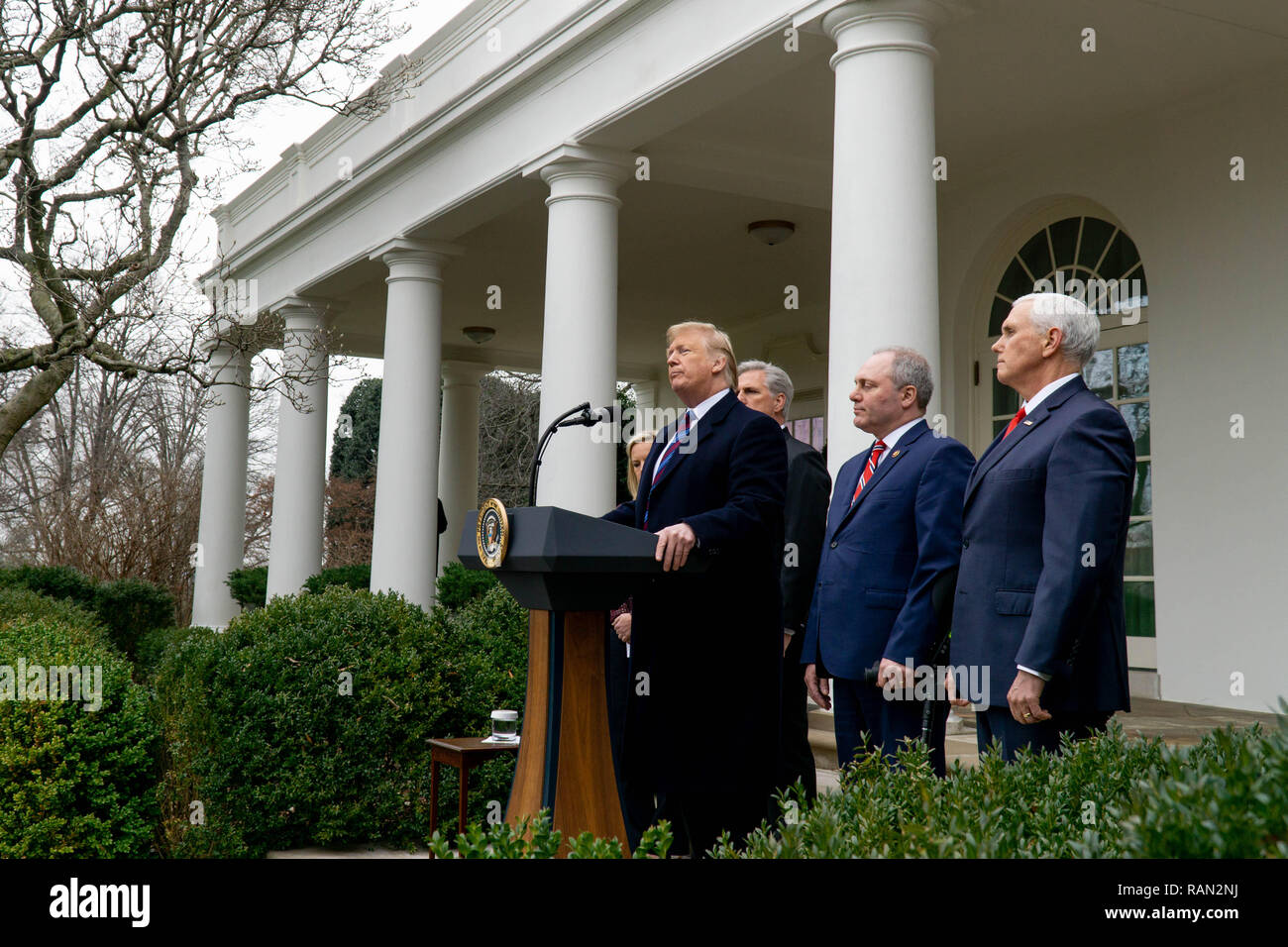 Washington DC, USA. 4 janvier, 2019. Le président Donald Trump parle à et tient aux questions des médias dans la roseraie de la Maison Blanche après sa rencontre avec le leadership démocratique pour discuter de la fermeture du gouvernement partielle, le 4 janvier 2019. Crédit : Michael Candelori/Alamy Live News Banque D'Images