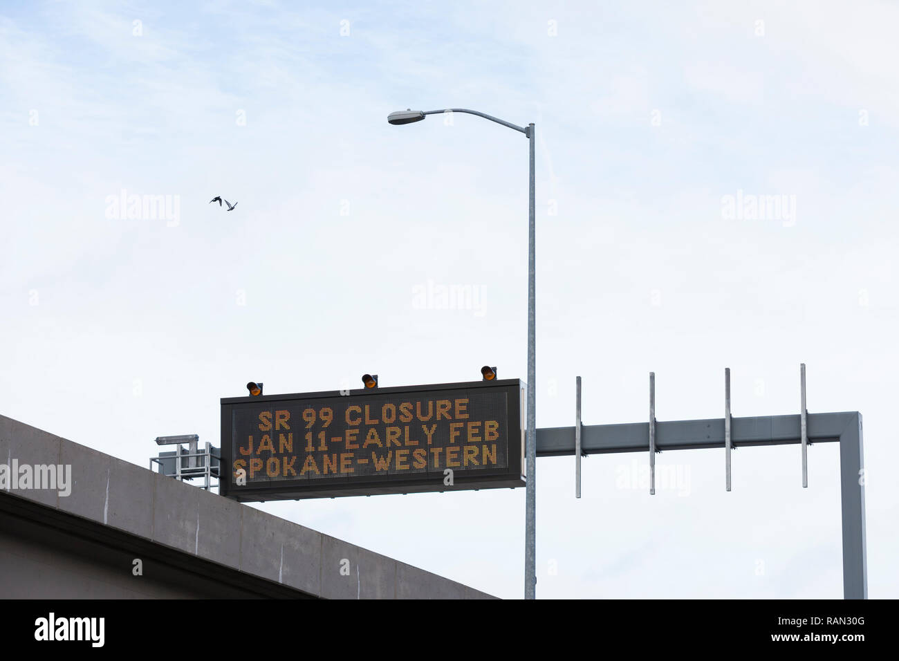 Seattle, Washington, USA. 4 janvier, 2019. Un panneau à message variable prévient les conducteurs à l'avance de l'Alaskan Way Viaduct's fermeture permanente lorsqu'ils entrent dans le centre-ville. A deux milles de long, s'ennuient road tunnel est le remplacement de l'Alaskan Way Viaduct, transportant la State Route 99 dans le centre-ville de Seattle de la SODO quartier à South Lake Union. Le viaduc est prévu de fermer de façon définitive le 11 janvier afin que les équipes peuvent aller de la State Route 99 du viaduc de l'état de l'art tunnel. Crédit : Paul Christian Gordon/Alamy Live News Banque D'Images