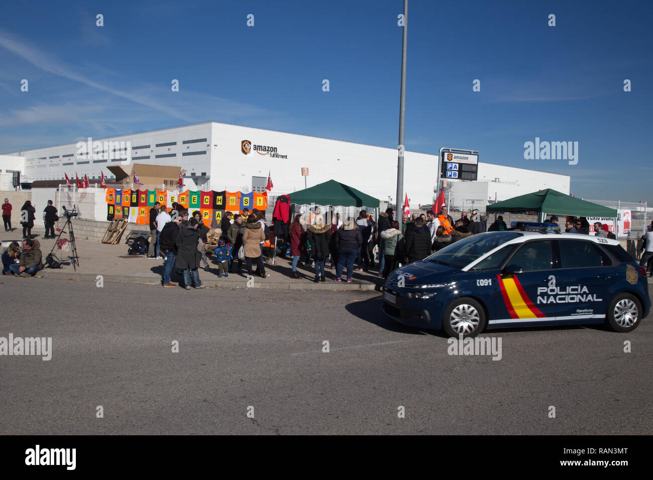 Véhicule de police vu lors d'une nouvelle grève de 24 heures avant le jour de Trois Sages, c'est un jour de plus de ventes et l'envoi de dons en Espagne. Les travailleurs exigent des améliorations salariales. Banque D'Images