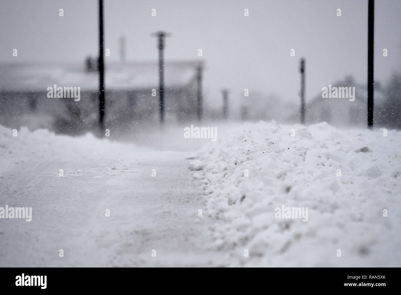 Munich Riem, Deutschland. 05 Jan, 2019. Les amoncellements de neige, neige-couvertes bike lane qui a été récemment effacé. Neige continue sur 05.01.2019, amener le chaos, le chaos de la circulation de la neige, l'hiver en Bavière. Utilisation dans le monde entier | Credit : dpa/Alamy Live News Crédit : afp photo alliance/Alamy Live News Banque D'Images