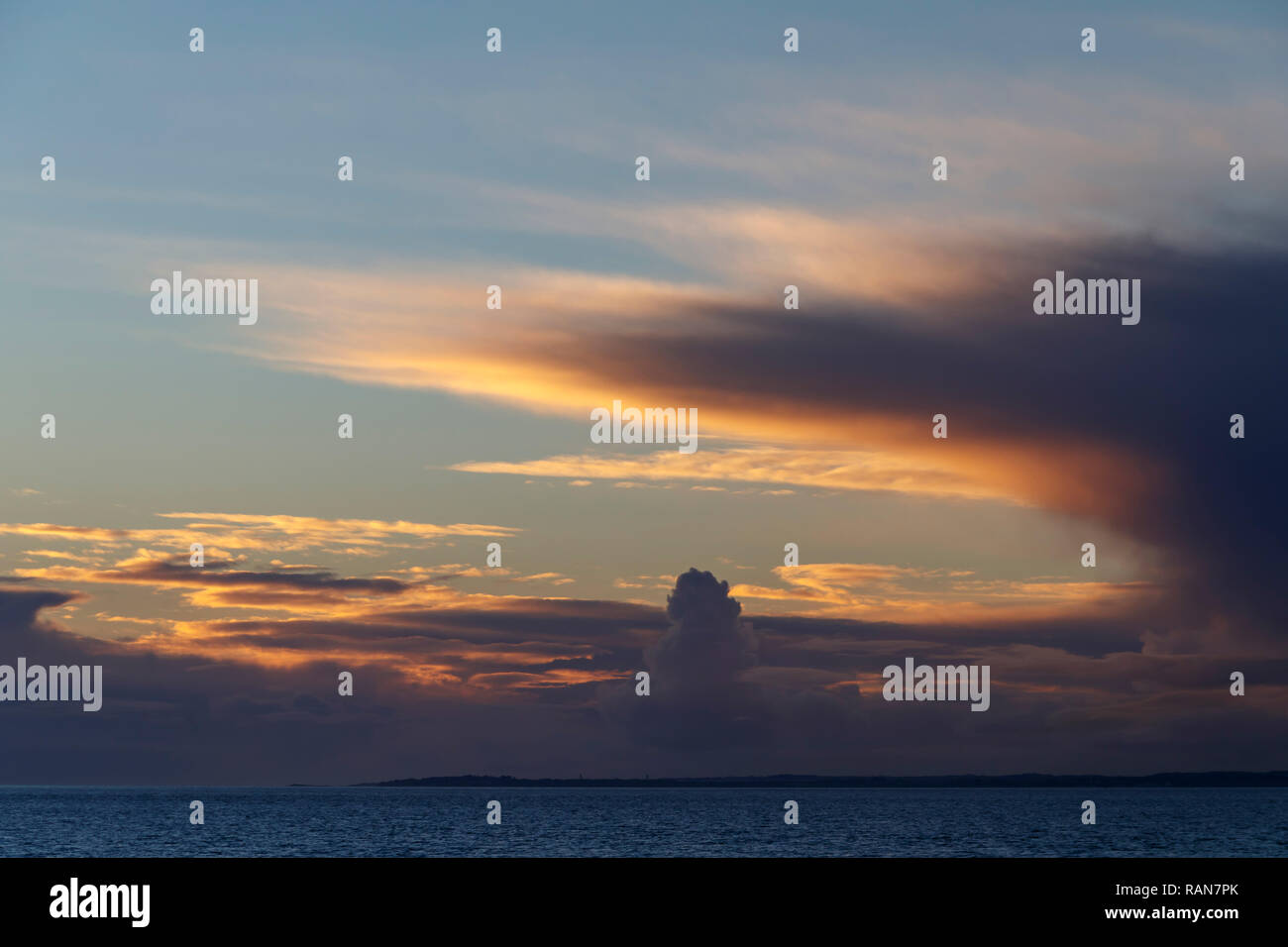 La formation de nuages au coucher du soleil Banque D'Images