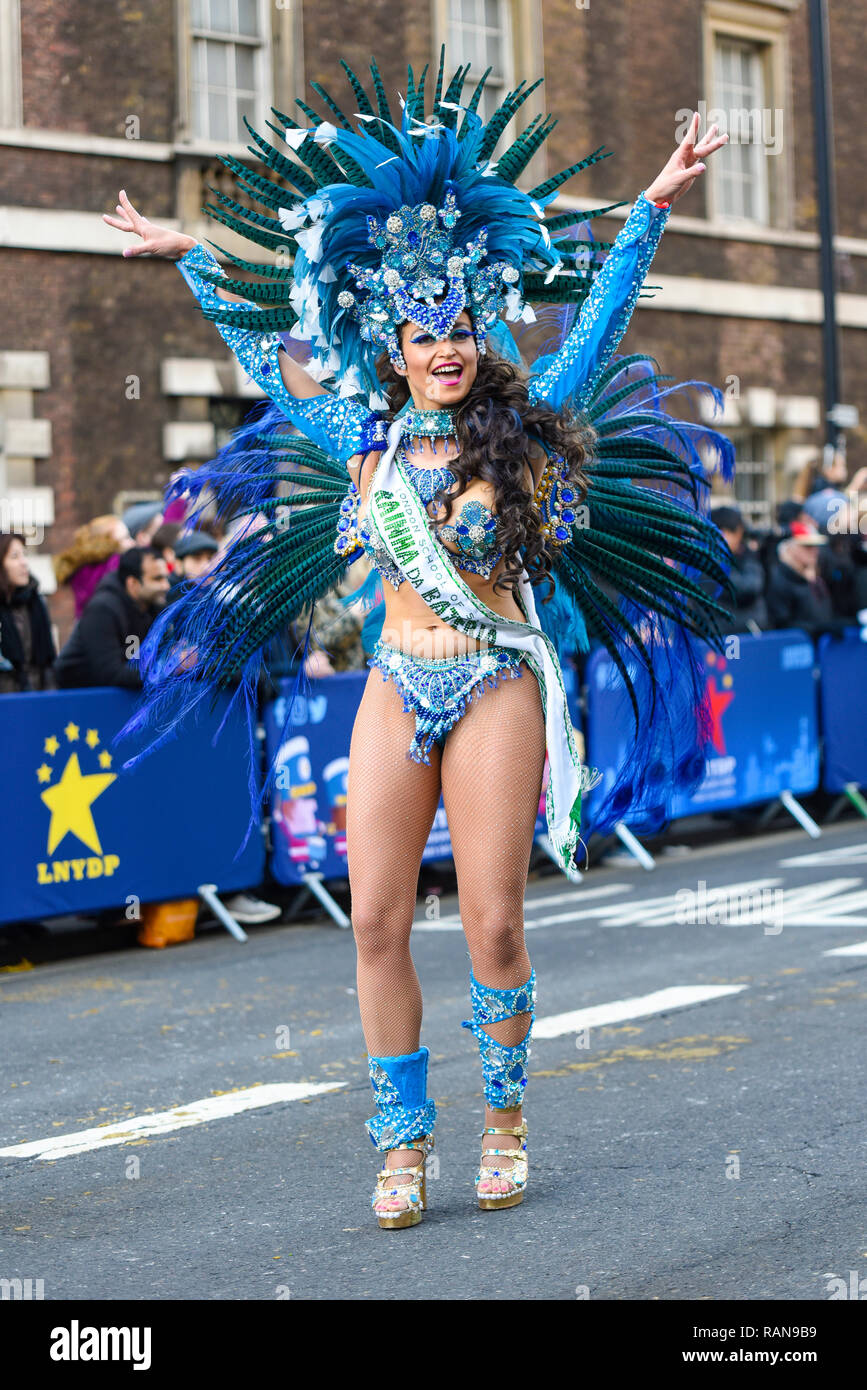 London School of Samba UK danseuse au London's New Year's Day Parade, au Royaume-Uni. Costumes exotiques style brésilien Banque D'Images
