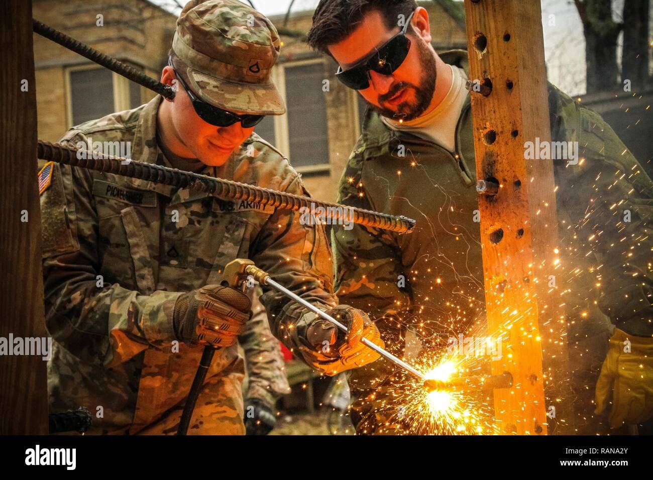 La FPC. Pickelsimer Ethan, un parachutiste affecté à la Compagnie Alpha, 307e bataillon du génie de la Brigade, 3e Brigade Combat Team, 82nd Airborne Division recoupe l'armature en acier avec l'entrée silencieuse Torch (ensembles) au cours de la formation de nouveaux équipements à l'Muscatatuck Urban Training Complex (MUTC), North Vernon, Ind., 10 févr. 22, 2017. Banque D'Images