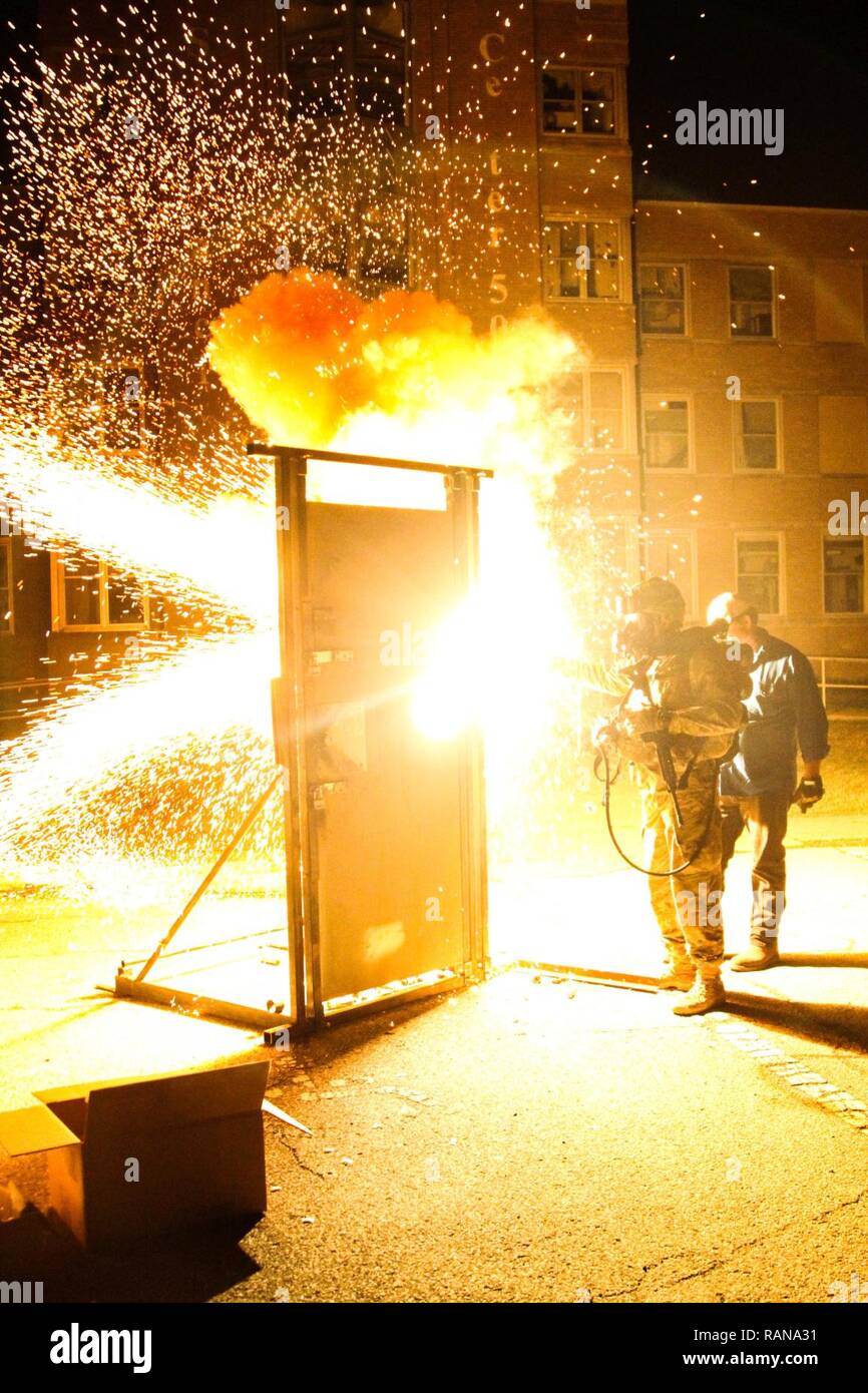 Un parachutiste, affecté à la Compagnie Alpha, 307e bataillon du génie de la Brigade, 3e Brigade Combat Team, 82nd Airborne Division coupe à travers une porte en acier avec une torche de haute technologie tout en portant le Aperatus respiration souterraine (STBA) au cours de la formation de nouveaux équipements à l'Muscatatuck Urban Training Complex (MUTC), North Vernon, Ind., 10 févr. 22, 2017. Banque D'Images