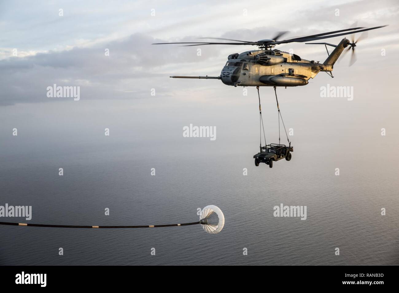 Un CH-53 Super Stallion affectés à l'Escadron d'hélicoptères lourds Marine (HMH) 464, porte un Humvee lors d'une transformation en opération de formation à l'Escadron de transport de ravitaillement aérien maritime (VMGR) 234 Le 23 février 2017. VMGR-234 aidé HMH-464 dans la formation d'assurer l'interopérabilité. Banque D'Images