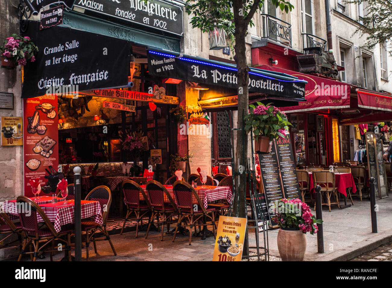 PARIS, FRANCE - Le 9 octobre 2014 : scène de rue du Quartier Latin, Saint-Michel à Paris France avec terrasses de cafés et de personnes. Banque D'Images