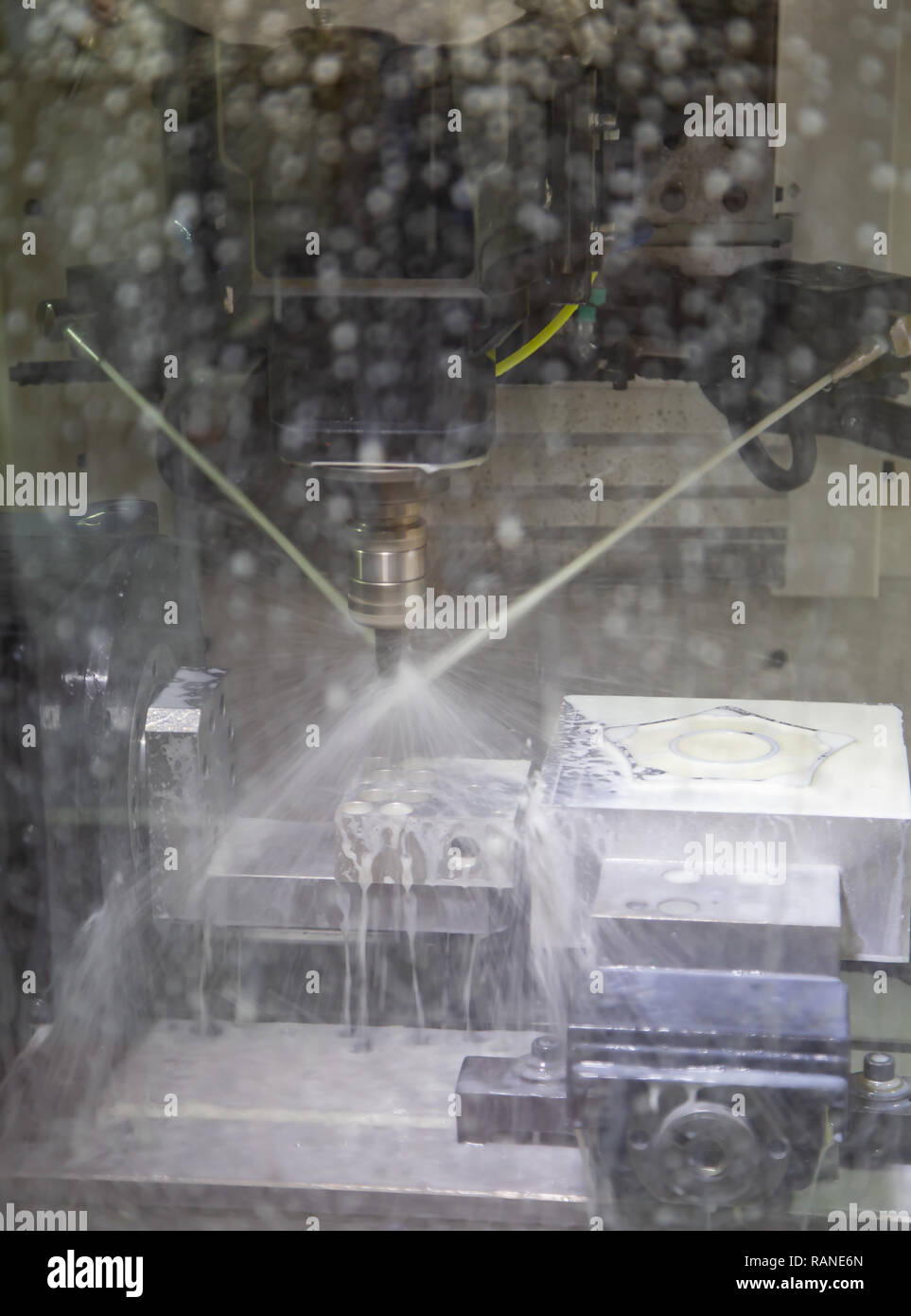 Fraiseuse CNC drilling pièce dans une usine industrielle Banque D'Images