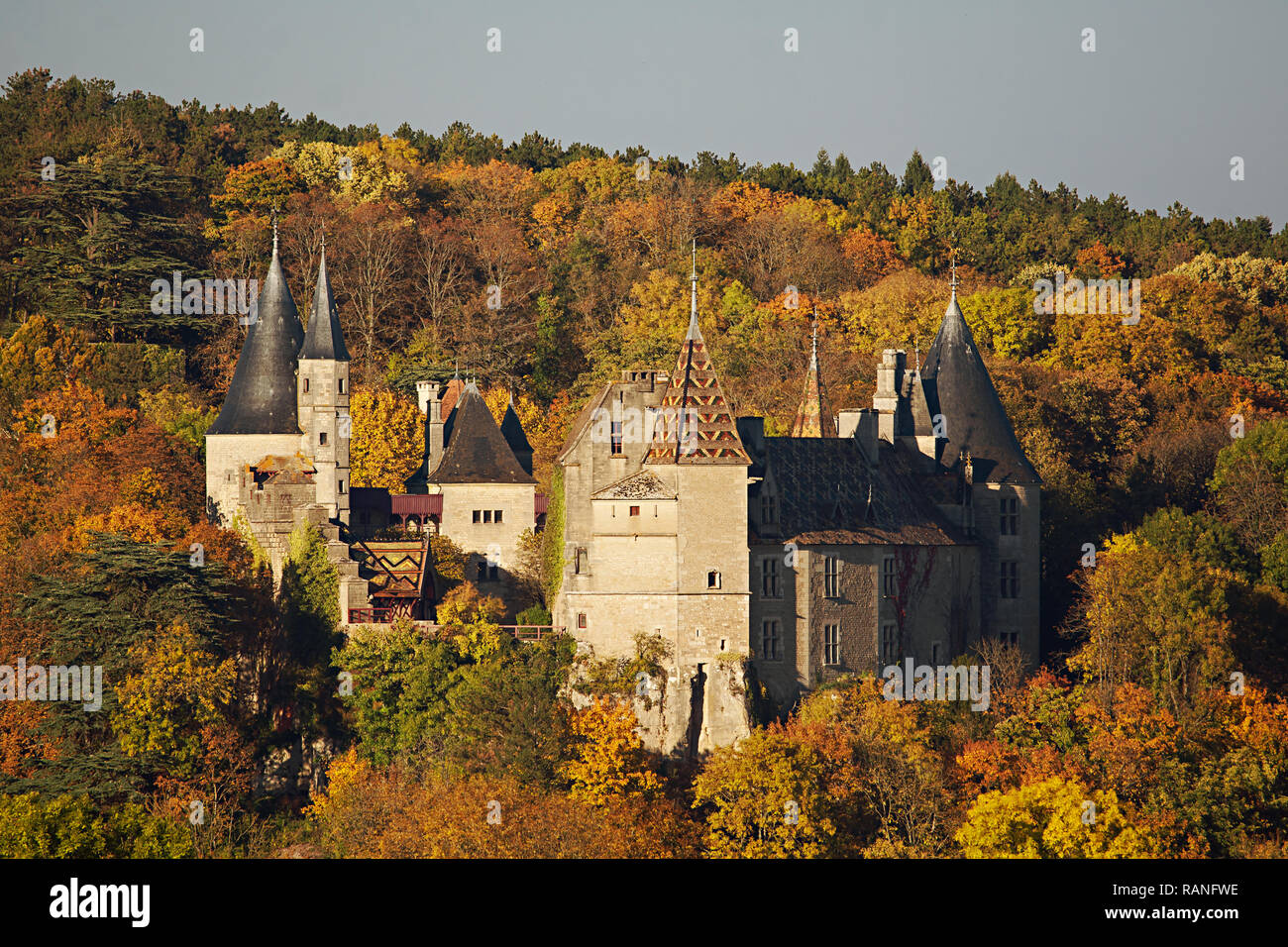 La Rochepot château construit dans le style néo-gothique est situé à Rochepot, un petit village en Bourgogne, en France. Banque D'Images